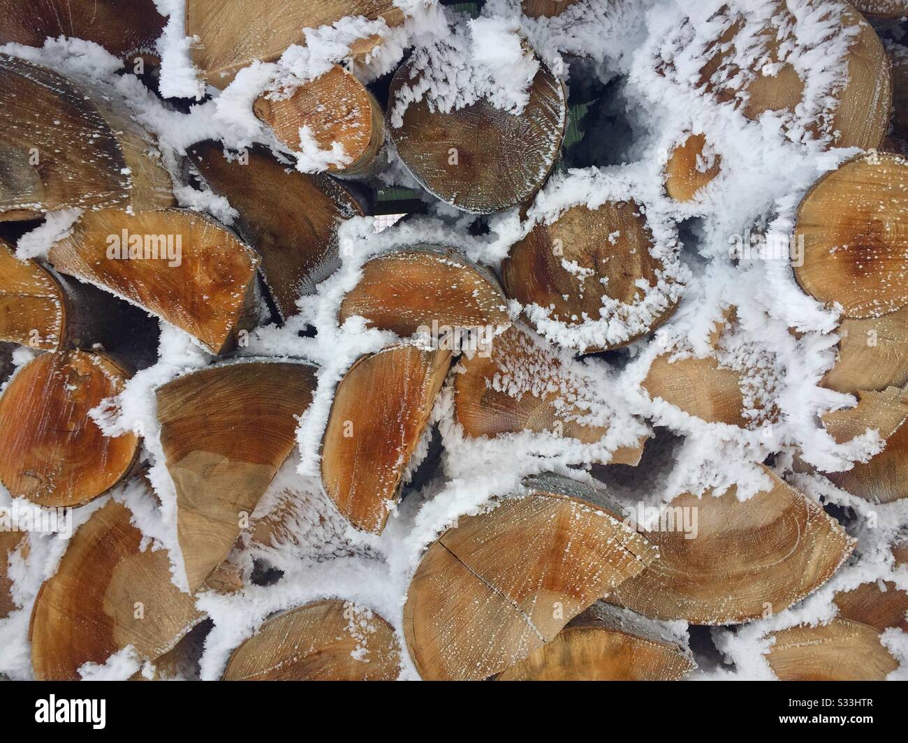 Mit Schnee bedecktes Feuerholz - Smartphone-aufgenommenes Stockfoto
