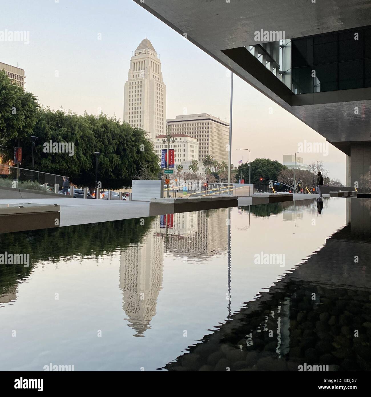 Los ANGELES, CA, JANUAR 2020: Pool außerhalb Des First Street Federal Courthouse mit Reflexion der City Hall in der Innenstadt Stockfoto