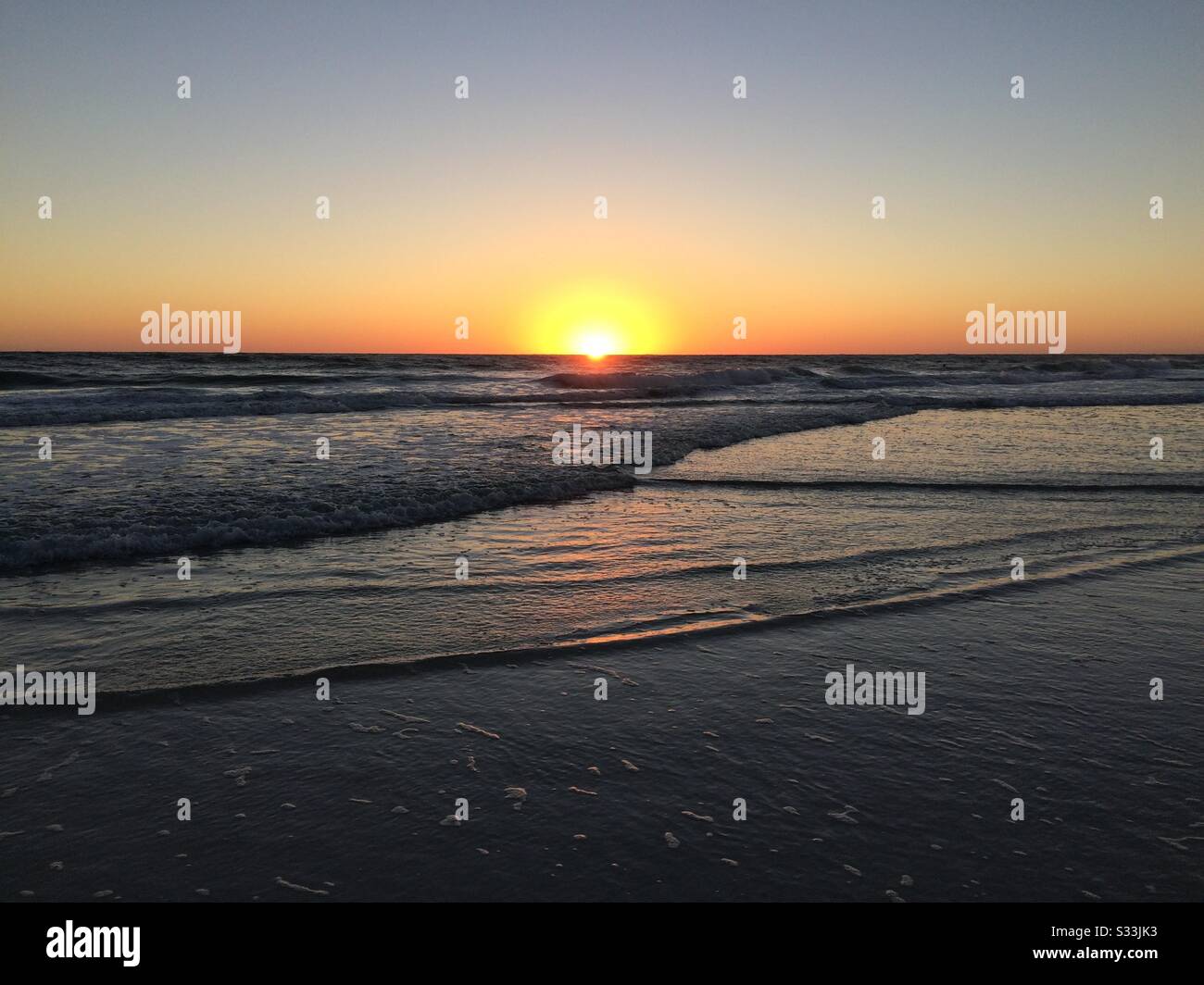 Sonnenuntergang am Strand auf Anna Maria Island, Florida. Stockfoto