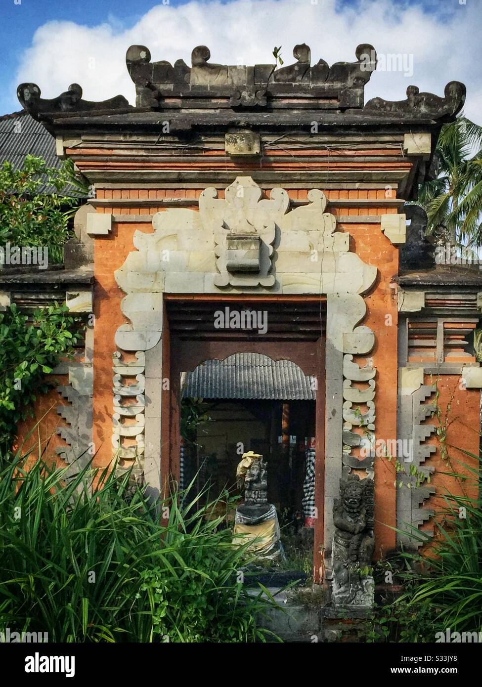 Verzierte Eingangstore zu einem Wohnhausgelände in Candidasa, Bali, Indonesien - Smartphone-aufgenommenes Stockfoto