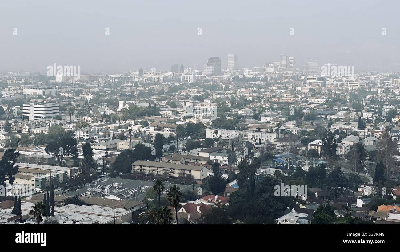 Glendale, CA, JAN 2020: Blick auf die Stadt vom Waldrasenfriedhof in Glendale am frühen Morgen Stockfoto