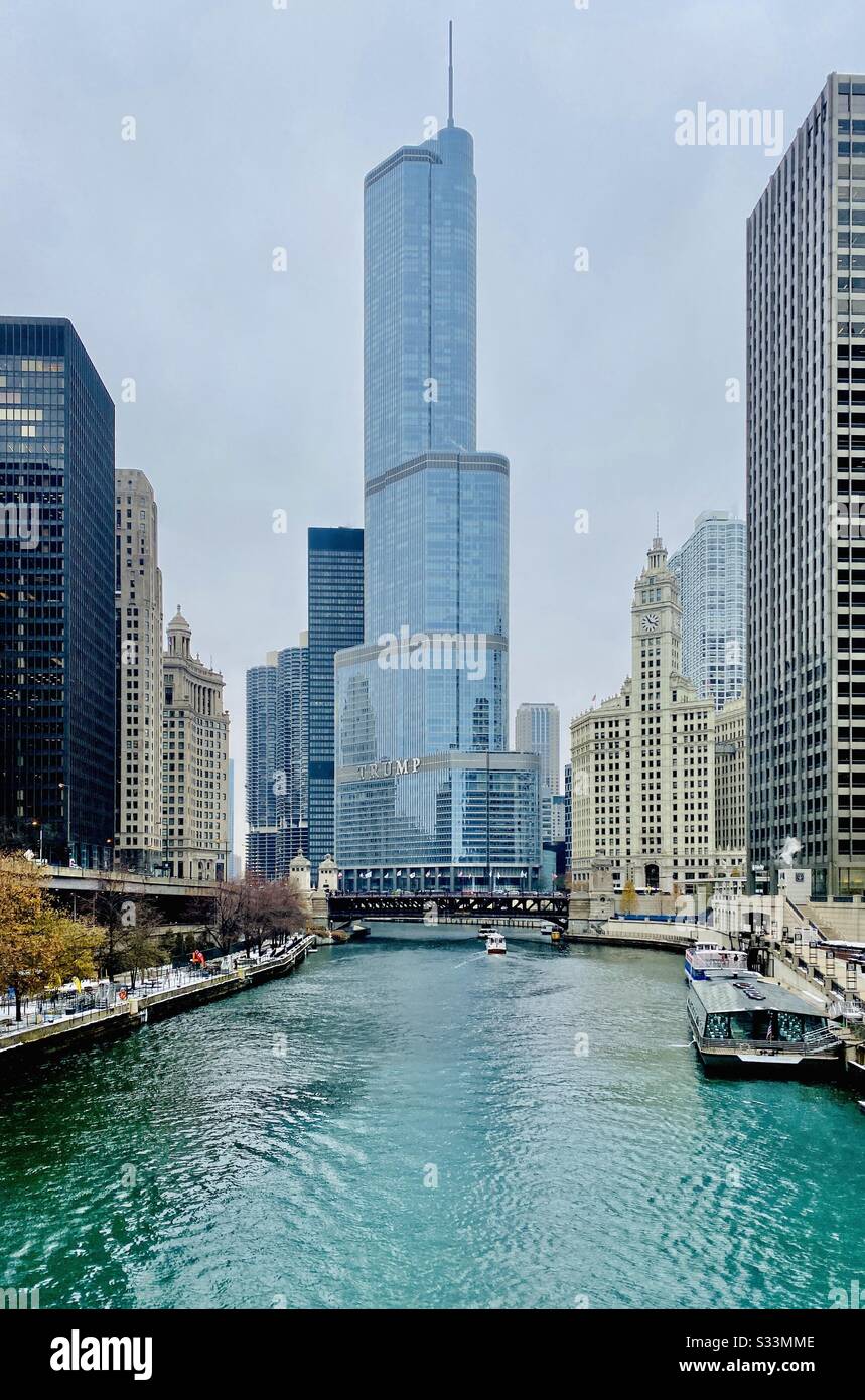 Trump International Hotel und Türme entlang des Chicago River in der Innenstadt von Chicago Stockfoto