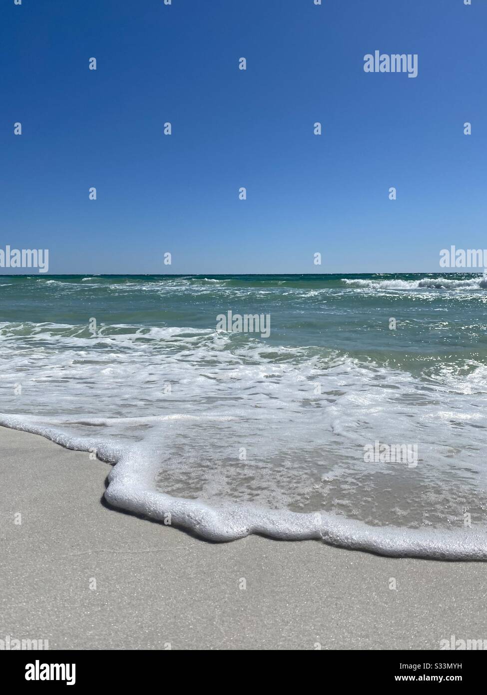 Blick auf die Wellen, die an Ufer des smaragdfarbenen Wassers des Golfs von Mexiko kommen Stockfoto