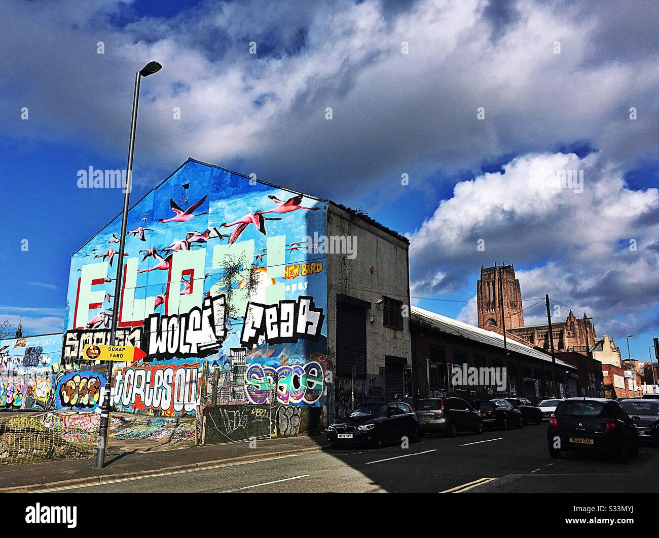Liverpools Baltic Triangle Area und die anglikanische Kathedrale an einem sonnigen Tag. Skate Park und Graffiti Stockfoto