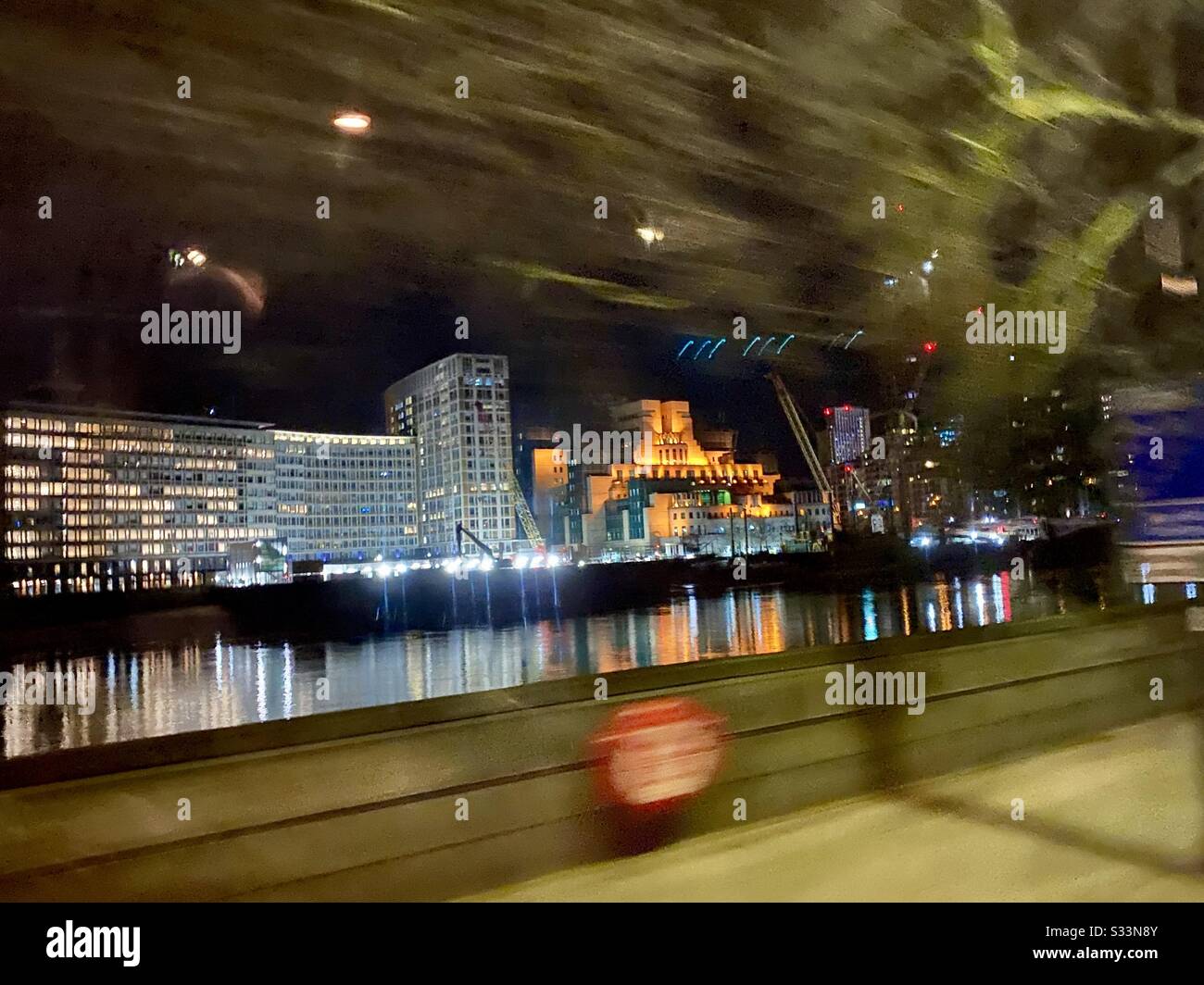 Blick auf die Themse bei Nacht auf das MI6-Gebäude - Smartphone-aufgenommenes Stockfoto