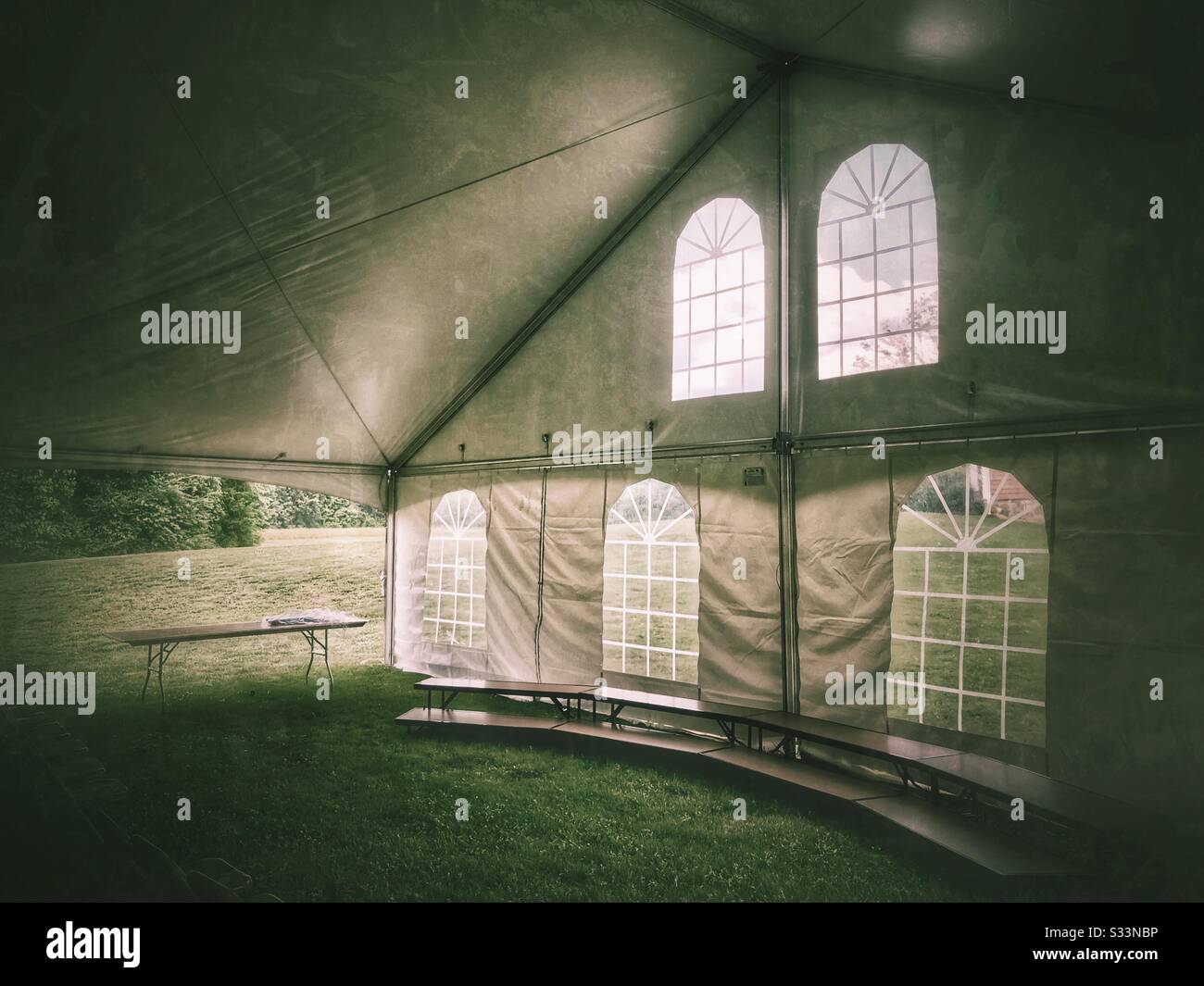 Grunge Foto des Hochzeitszeltes für eine Veranstaltung, die draußen schaut - Smartphone-aufgenommenes Stockfoto