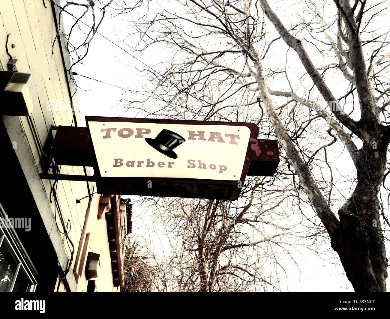 Vintage-Shop-Schild mit dem Status "Top hat Barber Shop" in Oakland, Kalifornien. - Smartphone-aufgenommenes Stockfoto