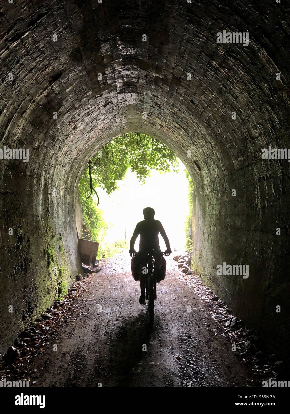 Fahrradfahren durch den Tunnel - Smartphone-aufgenommenes Stockfoto