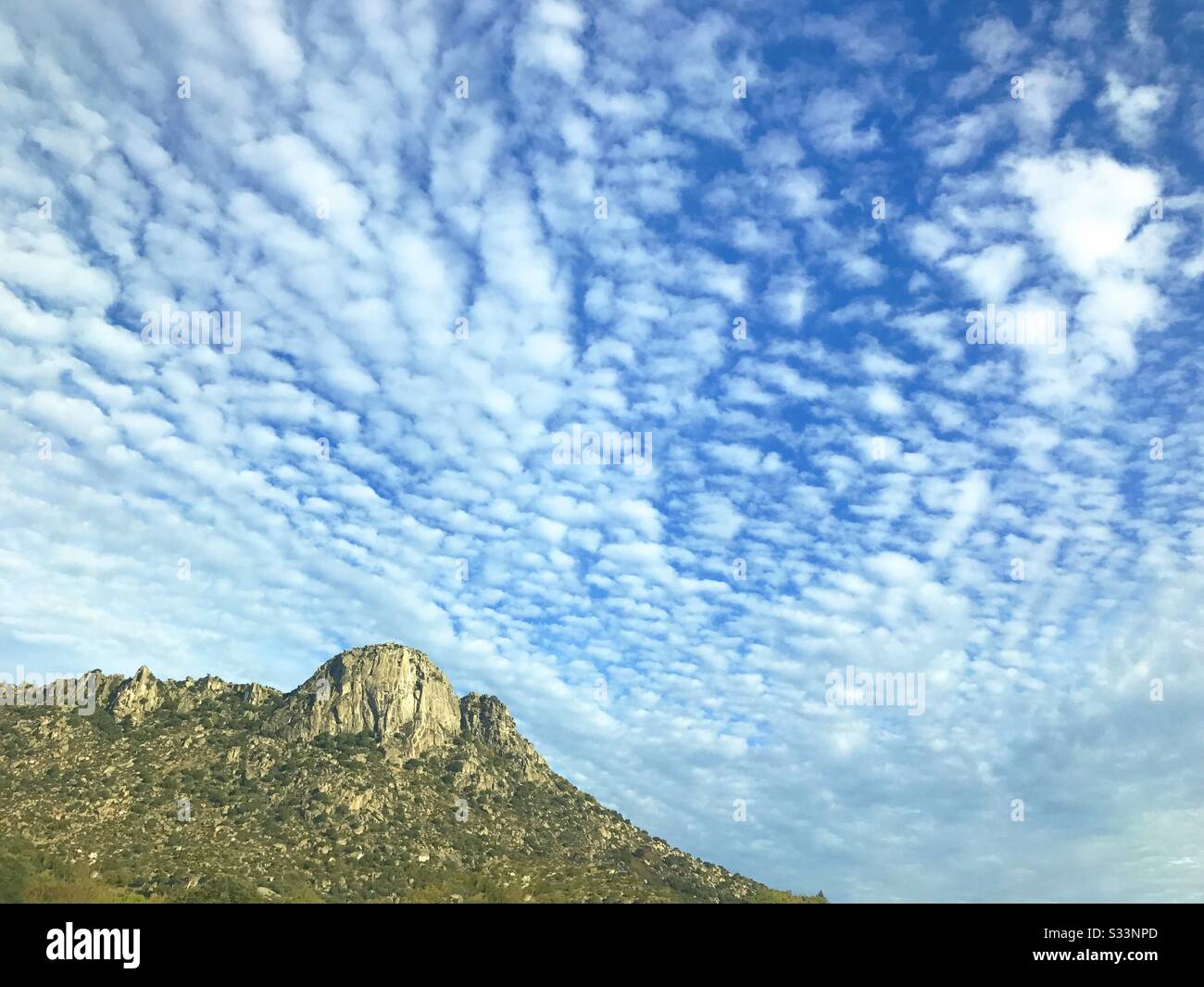 Berg und bewölkter Himmel. - Smartphone-aufgenommenes Stockfoto