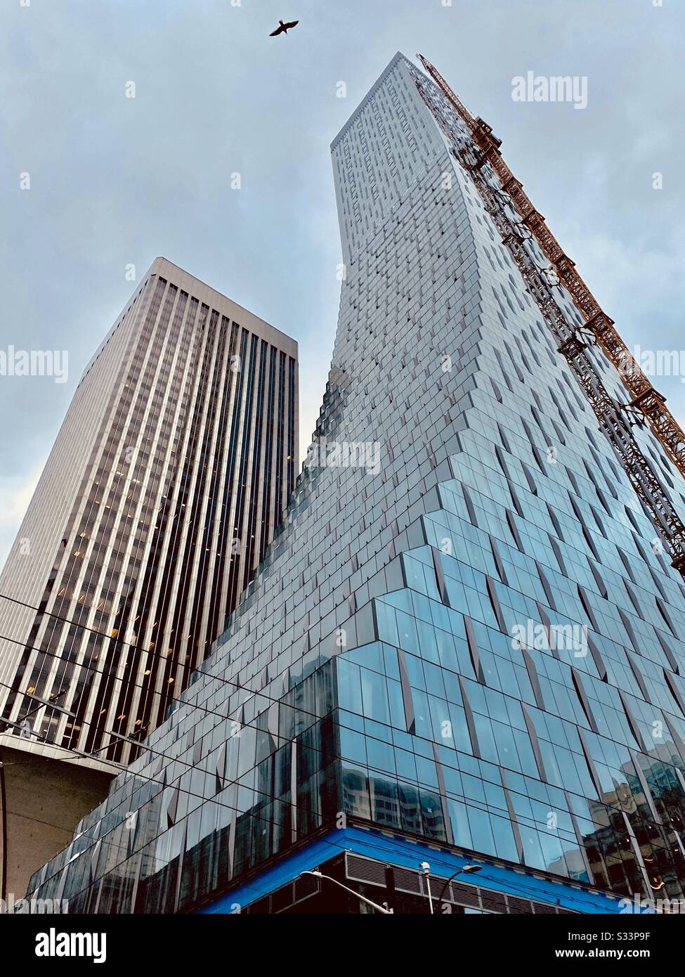 Rainier Square Tower (im Bau) und der Rainier Tower in der Innenstadt von Seattle - Smartphone-aufgenommenes Stockfoto