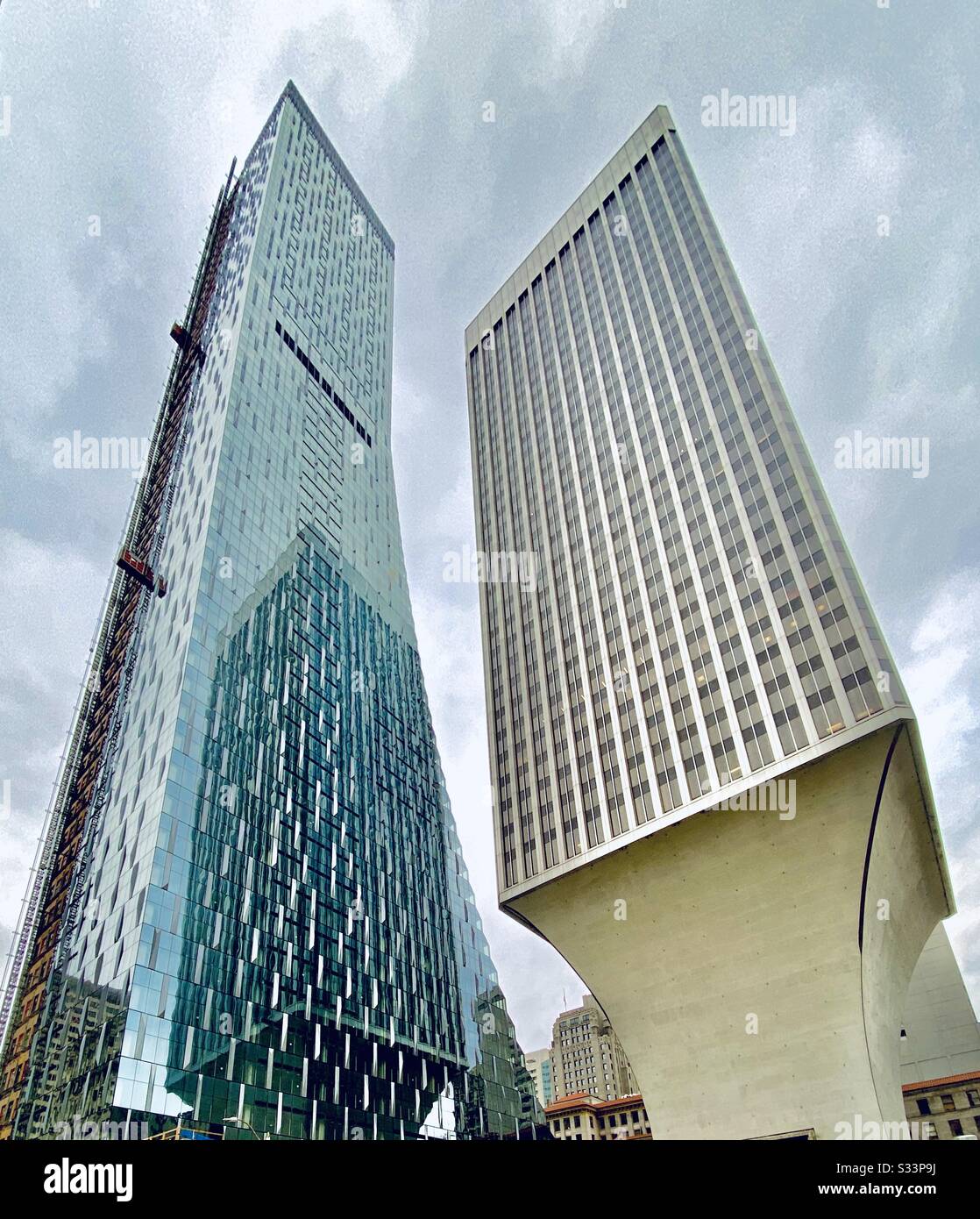 Der alte Rainier Tower wird vom neu errichteten Rainier Square Tower, dem zweithöchsten Gebäude in Seattle, Washington, in den Schatten gestellt - Smartphone-aufgenommenes Stockfoto