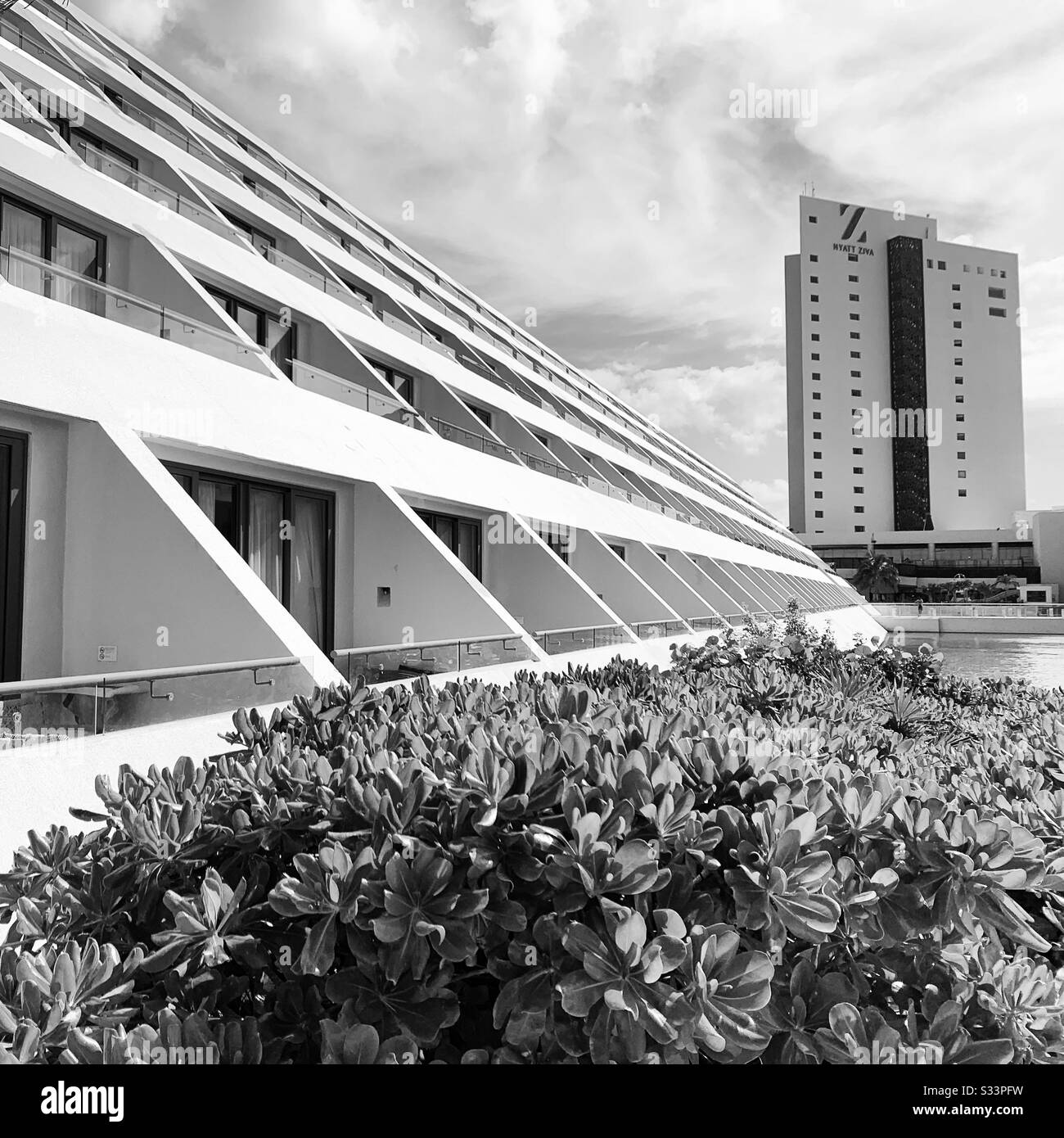 Schwarz-Weiß-Bild des Pyramidengebäudes und eines der Türme im Hyatt Ziva Resort, Cancun, Quintana Roo, Yucatan Peninsula, Mexiko Stockfoto