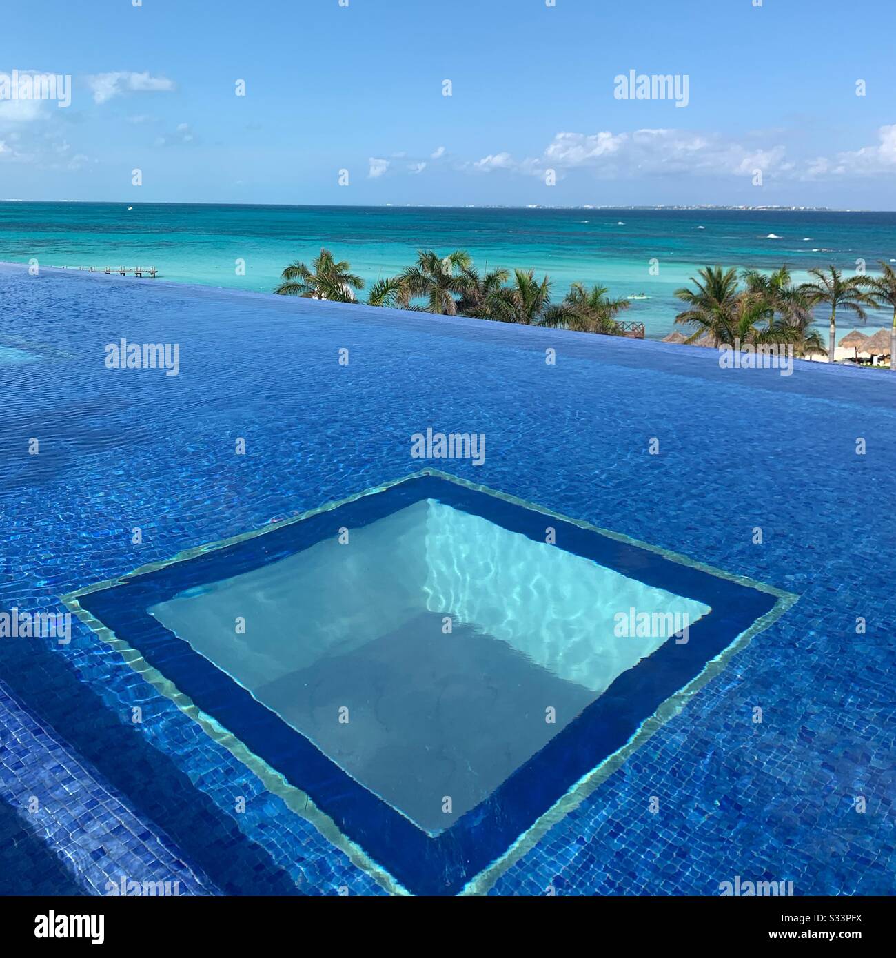 Der Infinity-Pool Turquoize Tower, Hyatt Ziva, Cancun, Quintana Roo, Yucatan Peninsula, Mexiko, ist nur für Erwachsene verfügbar Stockfoto