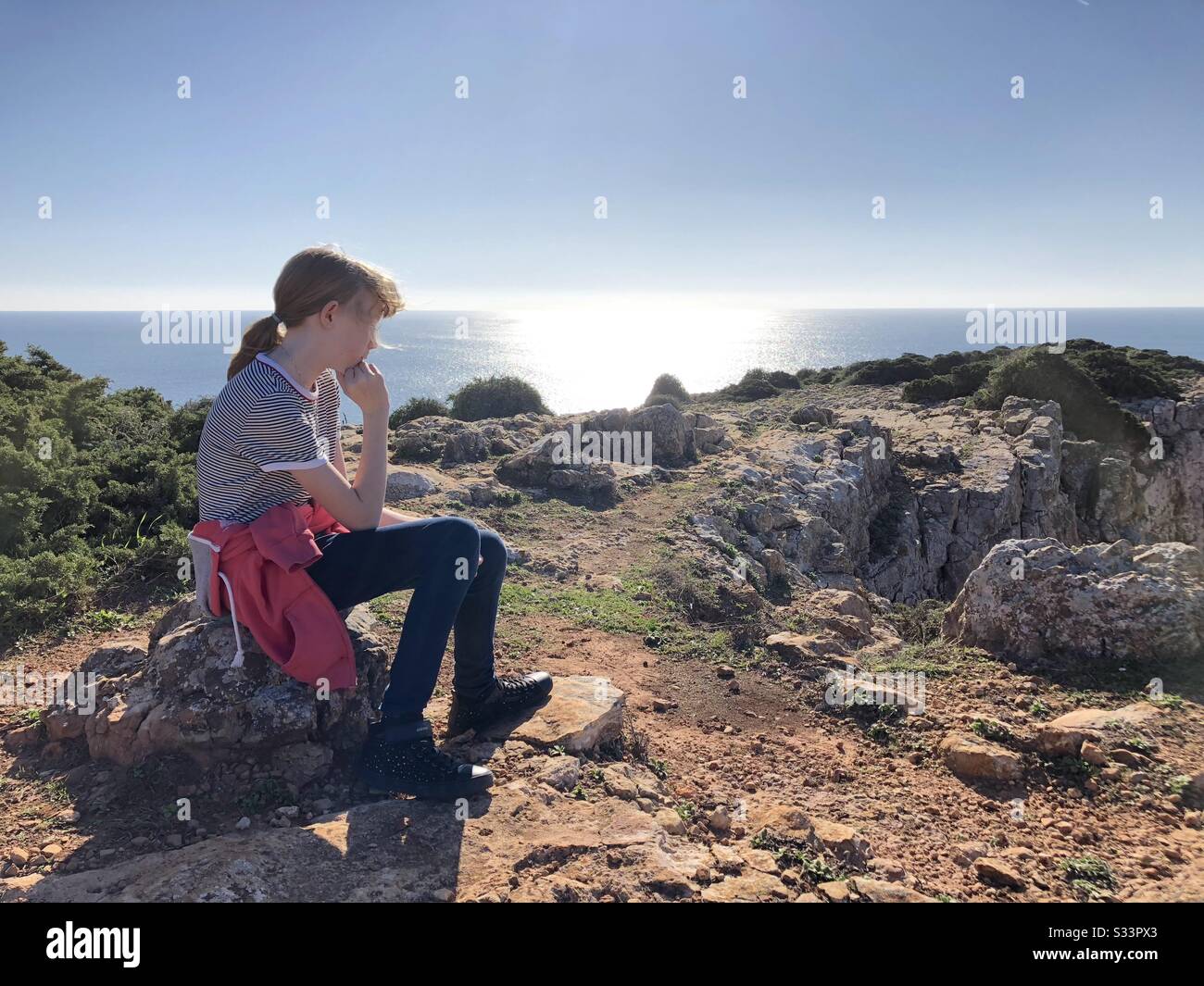 Sitzen und an etwas denken Stockfoto
