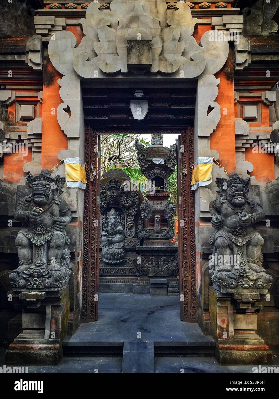 Verzierte Eingangstore zu einer Wohnhausanlage in Ubud, Bali, Indonesien - Smartphone-aufgenommenes Stockfoto