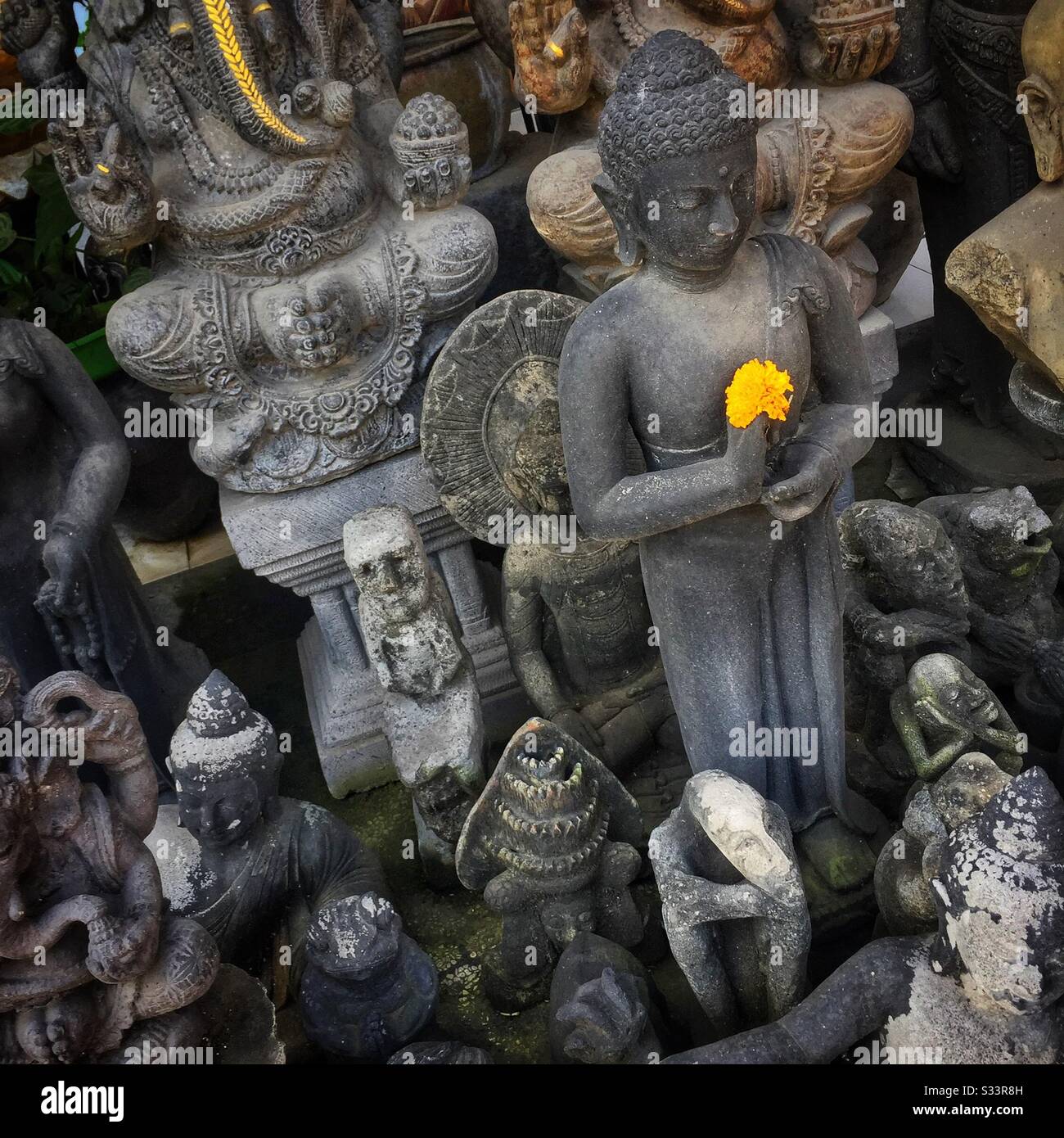 Buddha, Ganesha und andere Statuen, die im Souvenirladen, Candidasa, Bali, Indonesien, zum Verkauf stehen - Smartphone-aufgenommenes Stockfoto