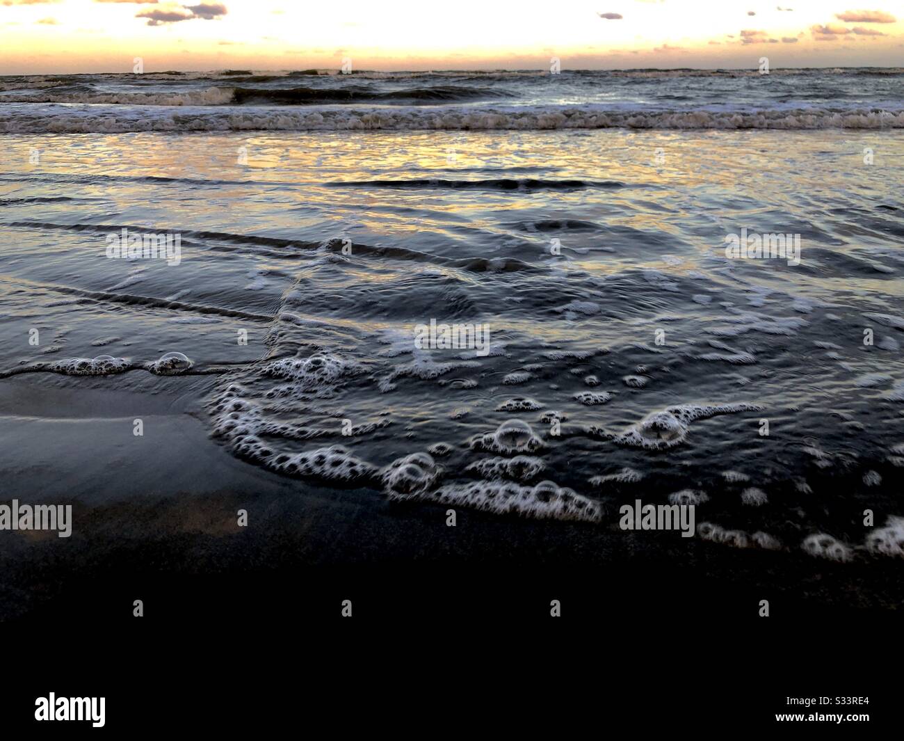 Foto am Strand: Meereswellen Blasen unsere Kindheitserinnerungen auf • Blasen am Strand Freitag 19:05 UHR Malaysia Stockfoto