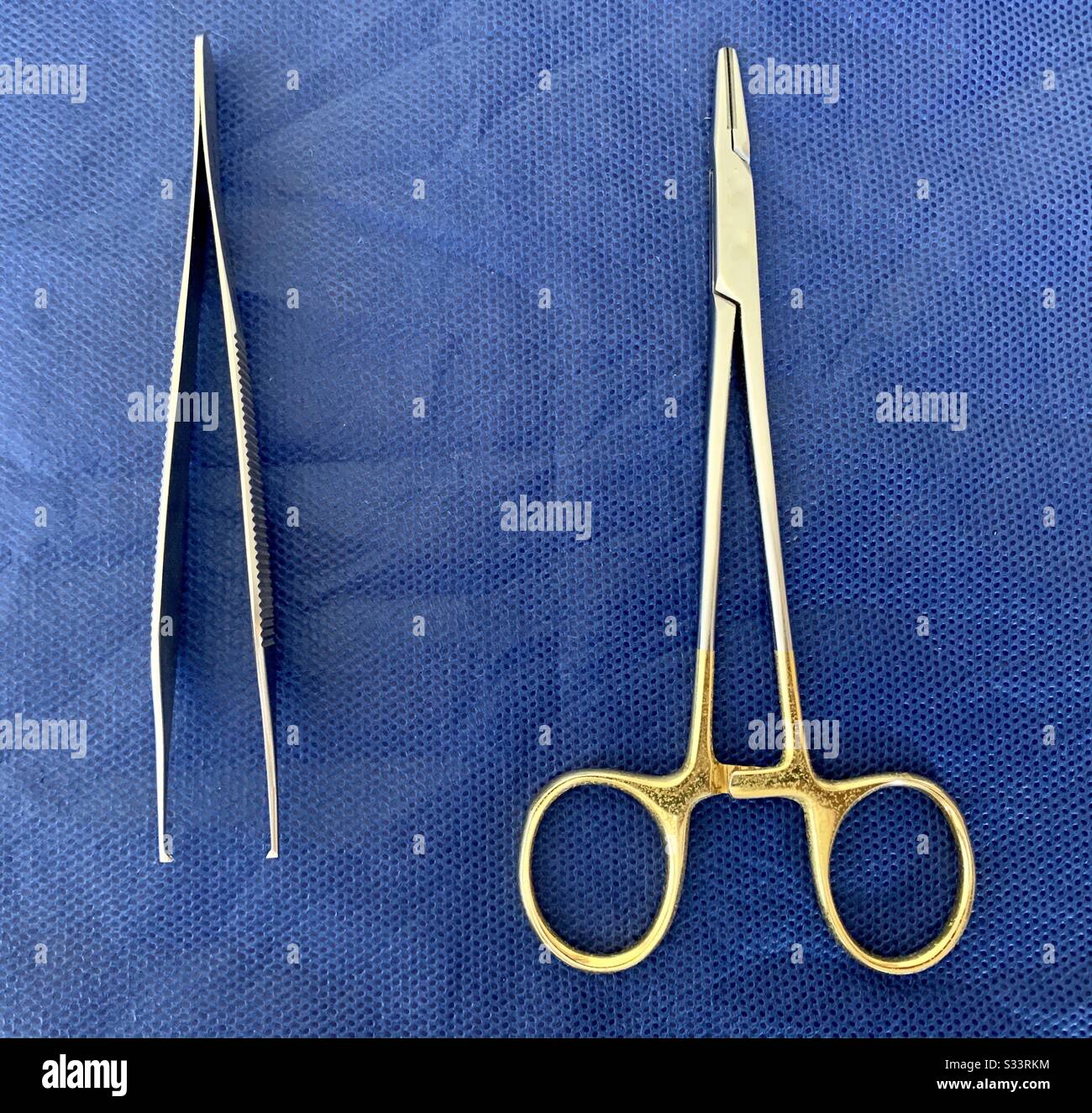 Chirurgische Instrumente: Adson Pinzetten und Nedle Halter Stockfoto