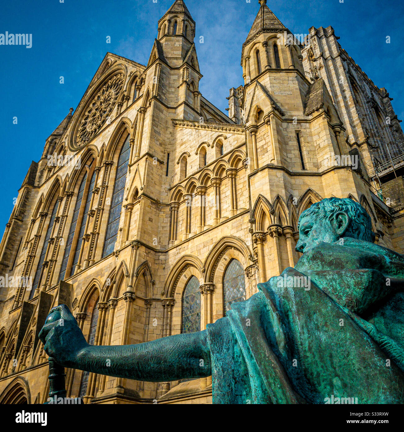 Statue von Constantine mit York Minster im Hintergrund Stockfoto