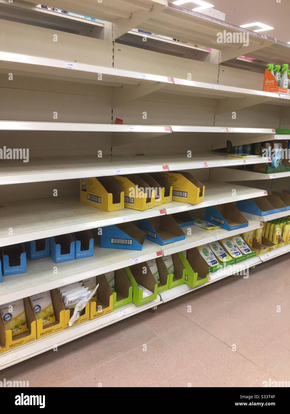 Geringer Bestand an antibakteriellen Wischtüchern in Sainsbury's sydenham am 3. 4/2020 Coronavirus Panikkauf - Smartphone-aufgenommenes Stockfoto