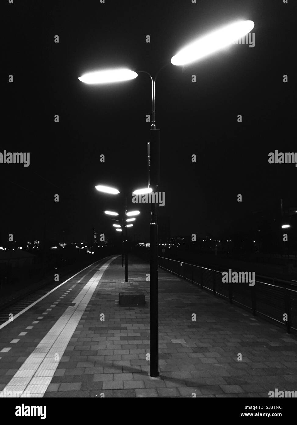 Straßenlaternen auf einem Bahnsteig in Amsterdam Stockfoto