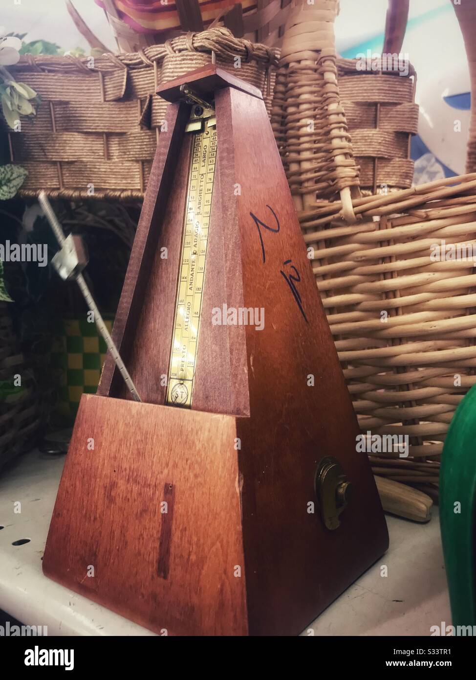 Metronom wurde in einem Sparladen ausgestellt - Smartphone-aufgenommenes Stockfoto