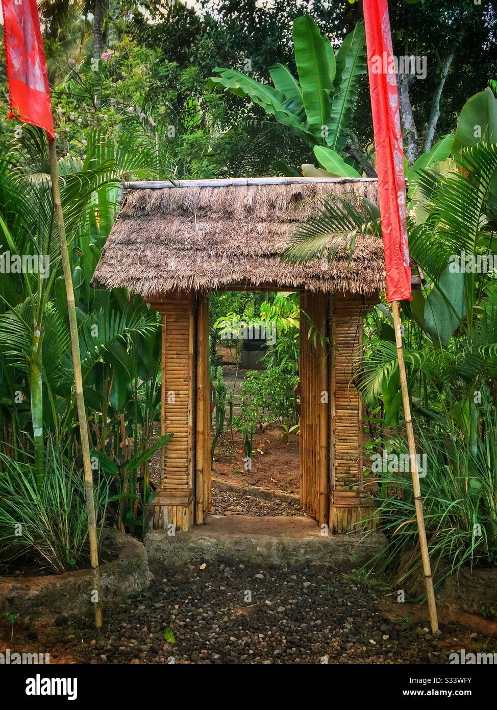 Einfacher Eingang zu einem Wohnhauszusammenbau, Candidasa, Bali, Indonesien Stockfoto