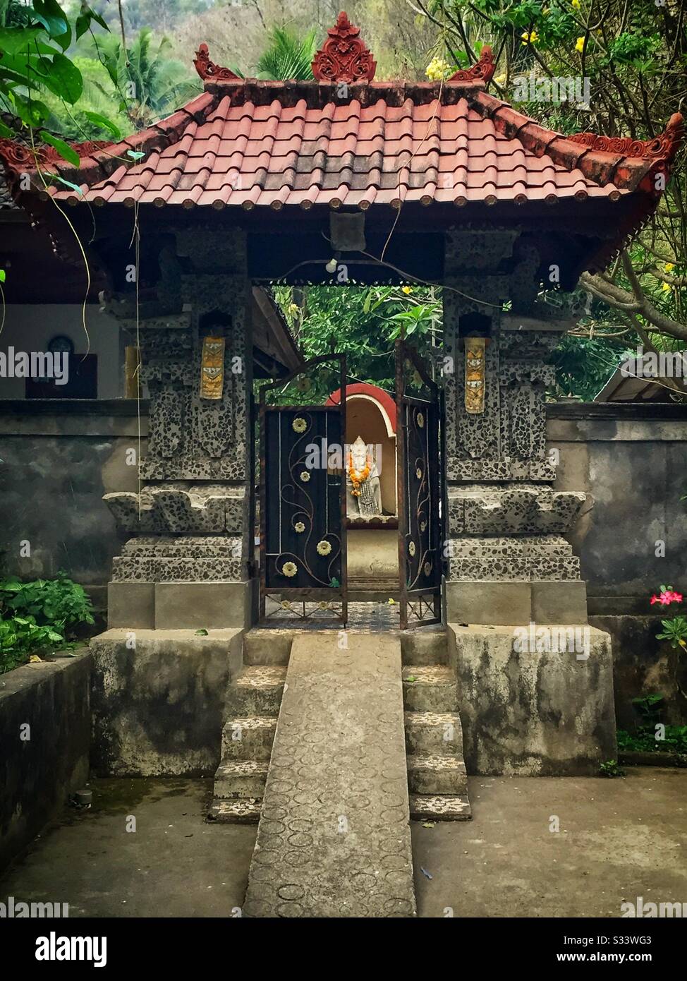 Verzierter Eingang zu einer Wohnhausverbindung, Candidasa, Bali, Indonesien - Smartphone-aufgenommenes Stockfoto