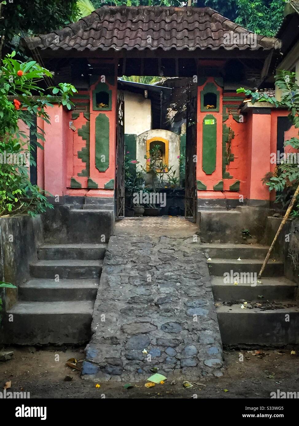 Verzierter Eingang zu einer Wohnhausverbindung, Candidasa, Bali, Indonesien - Smartphone-aufgenommenes Stockfoto