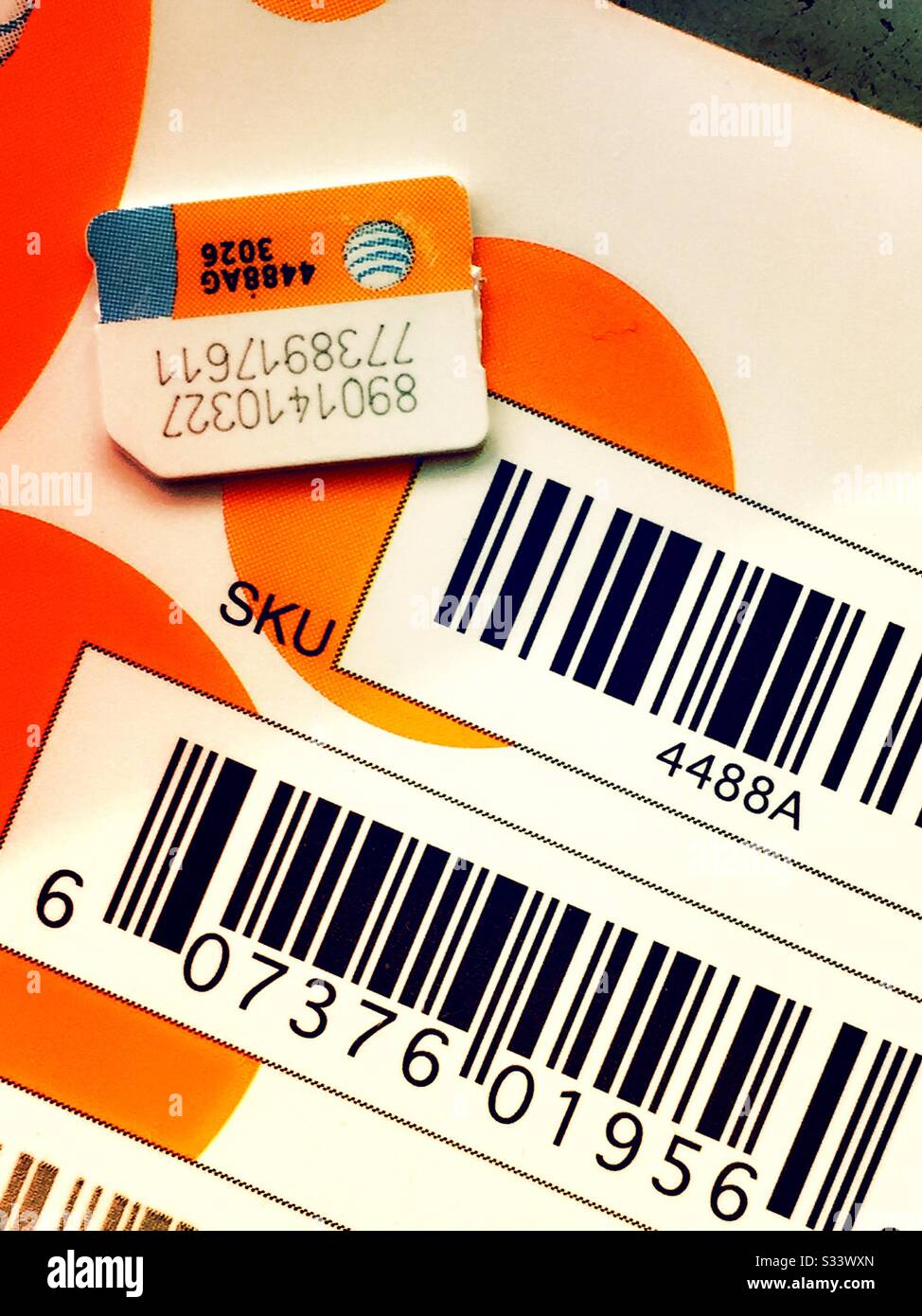 Nahaufnahme einer AT&T SIM-Karte auf einer Transportkarte, USA - Smartphone-aufgenommenes Stockfoto