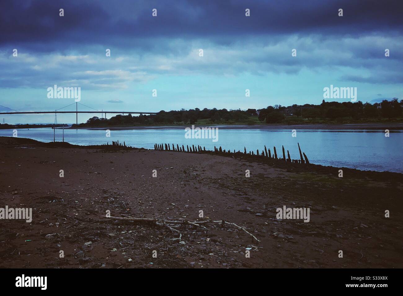 Erskine Bridge vom Bowling Harbour, Schottland. Stockfoto