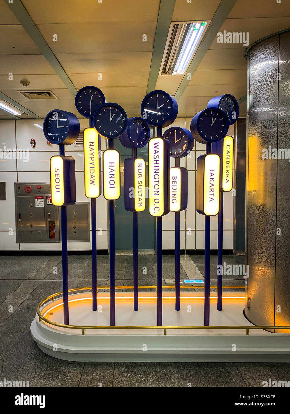 Seoul Süd Korea-Oktober 2019: Zeitunterschied rund um Seoul und die Welt. Digitale Zeitzonenuhr mit Kunstdesign und Glühlampe in der Euljiro Station, Seoul. Stockfoto