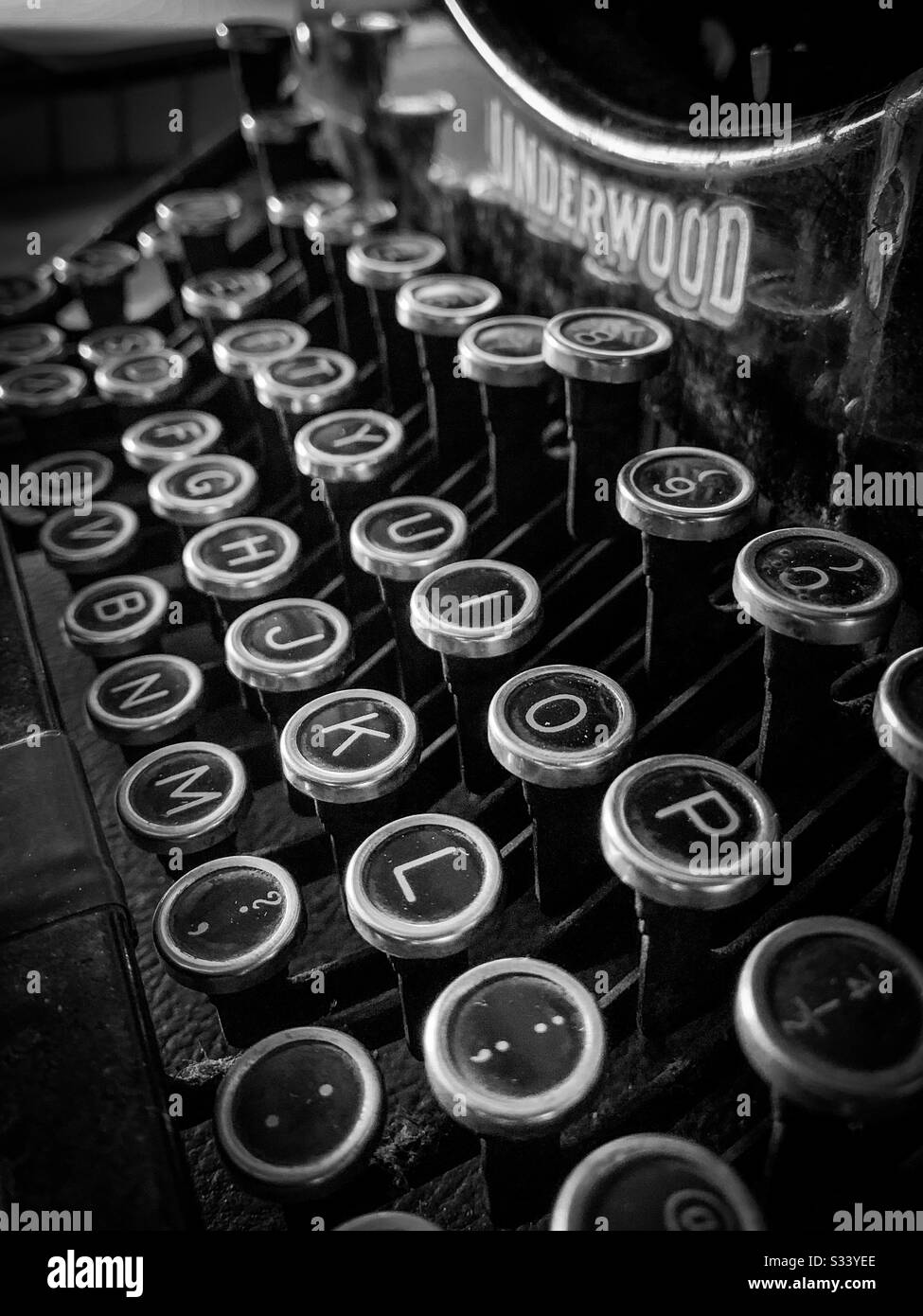 Schreibmaschinentasten aus Underwood. Schreiben und altmodische Textverarbeitung. Typenset eingeben. Alte Schreibmaschine Vintage Stockfoto