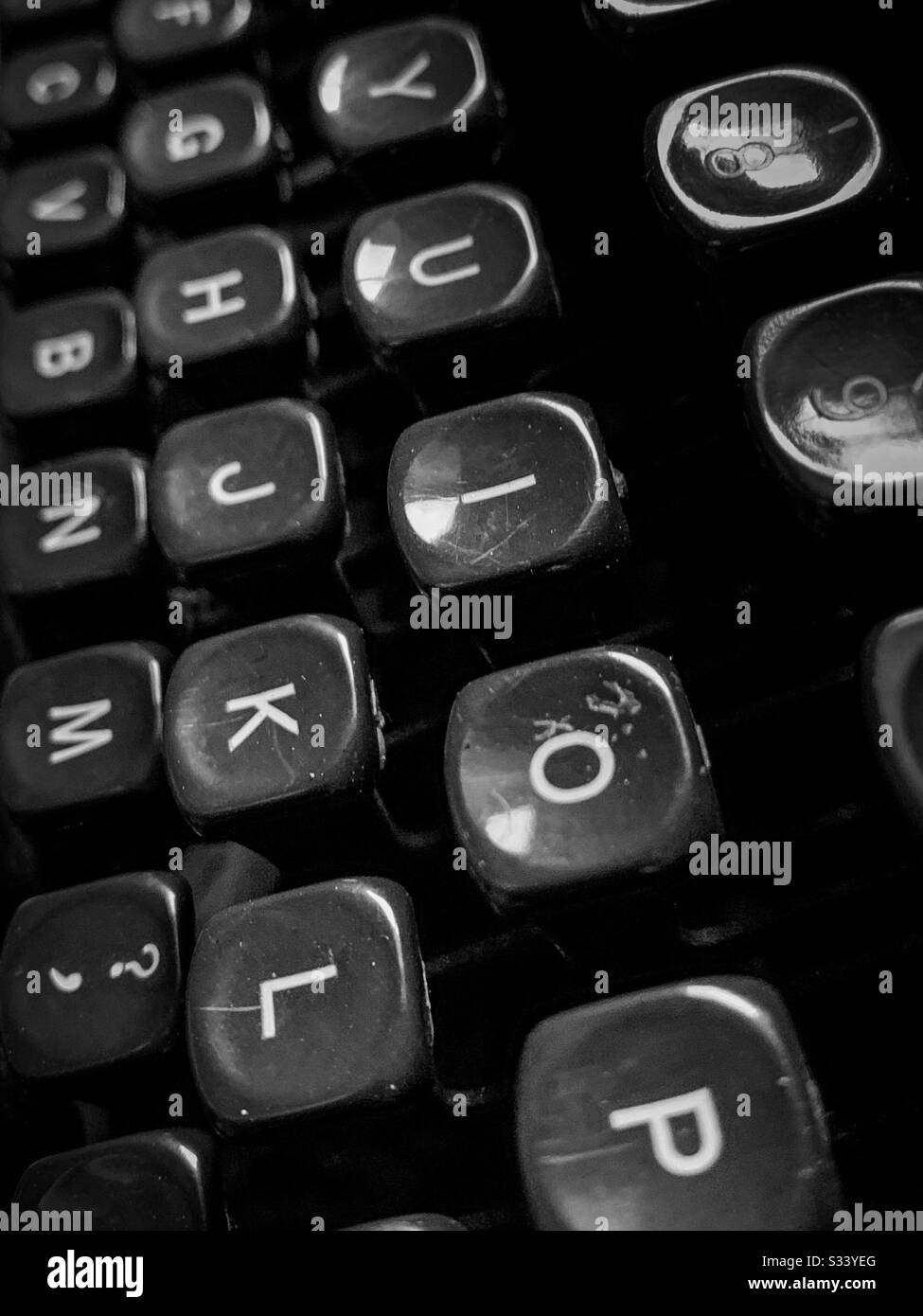 Nahaufnahme alter Schreibmaschinentasten. Eingabe und Drucken. Journalist oder Autor Stockfoto