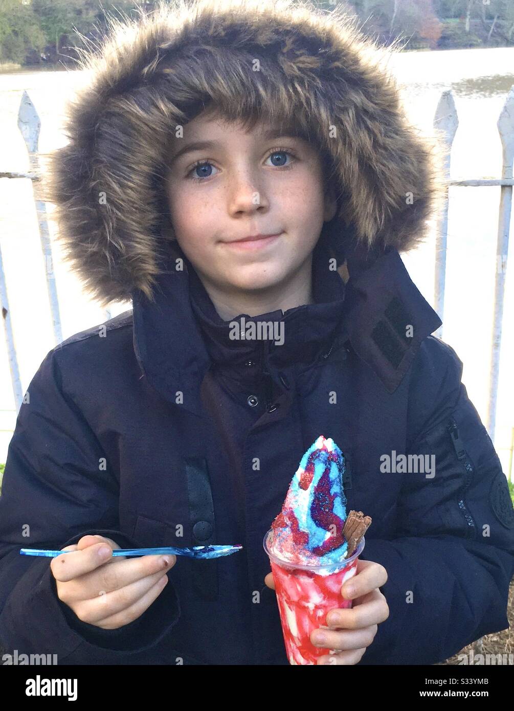 Junge, Eis essen - Smartphone-aufgenommenes Stockfoto