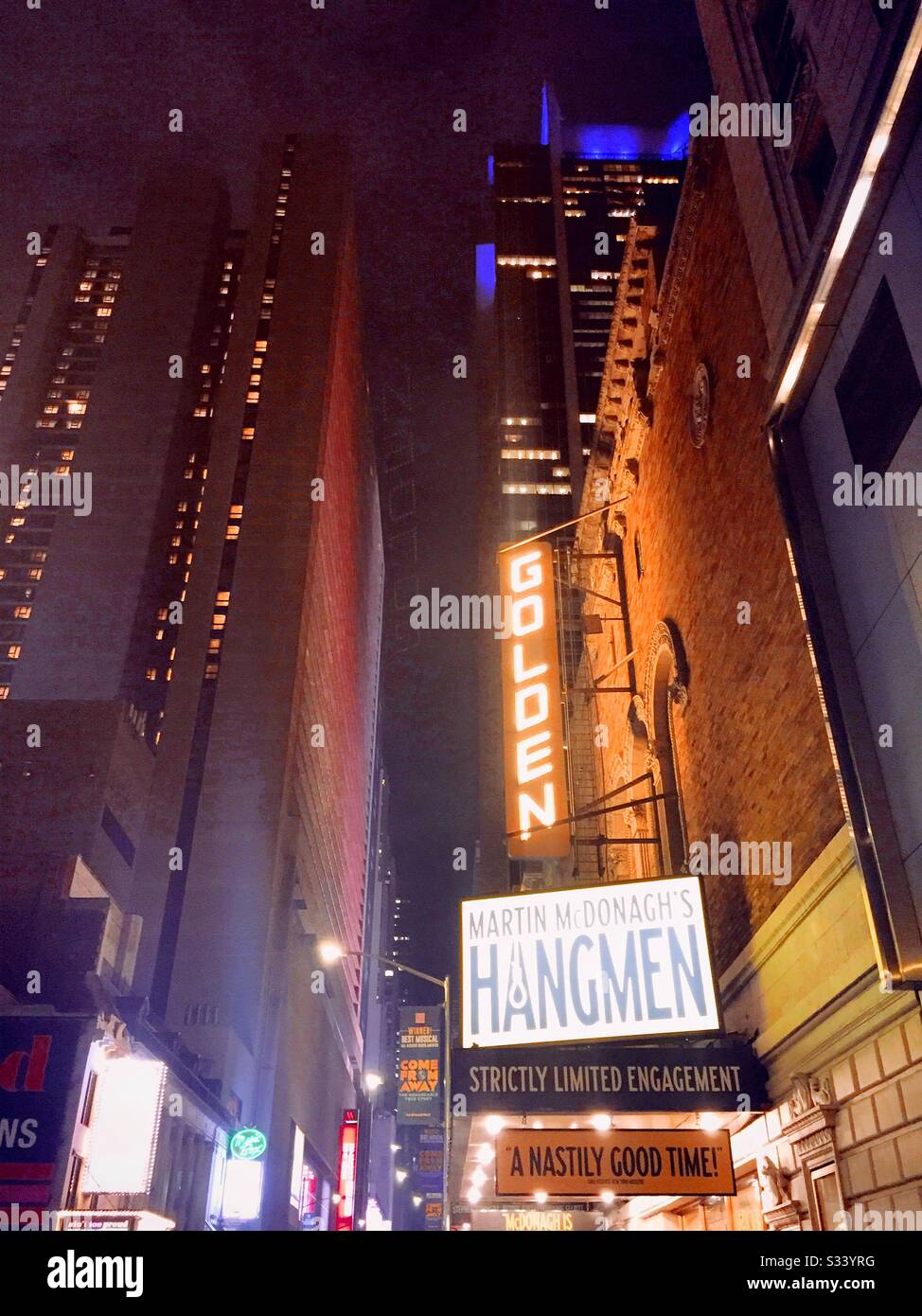 Das goldene Theater an der W. 45th St. beherbergt derzeit das Drama Hangmen, Times Square, NYC, USA Stockfoto
