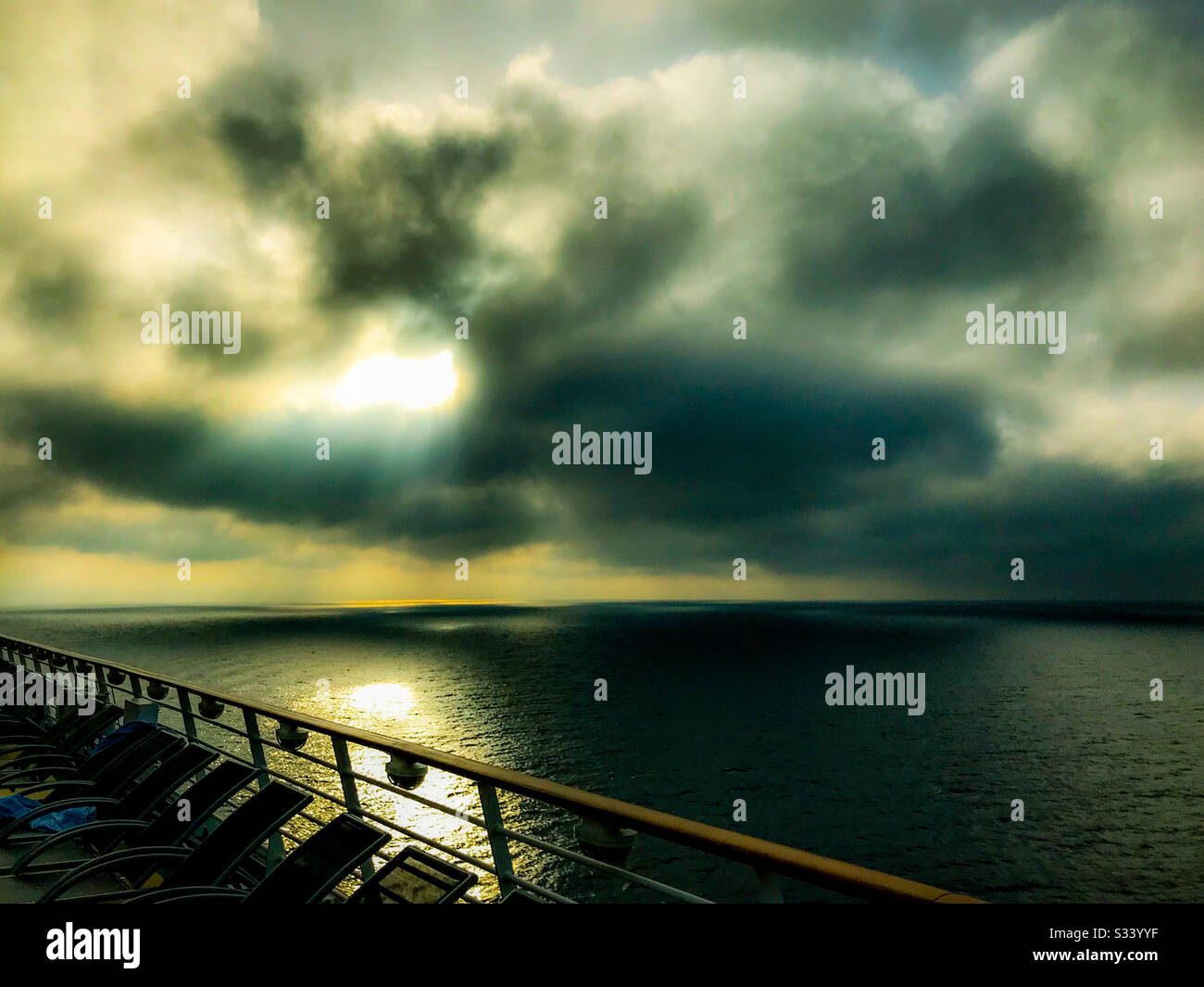 Dramatischer Himmel, der im Sommer auf einem Kreuzfahrtschiff auf dem Mittelmeer segelt - Smartphone-aufgenommenes Stockfoto