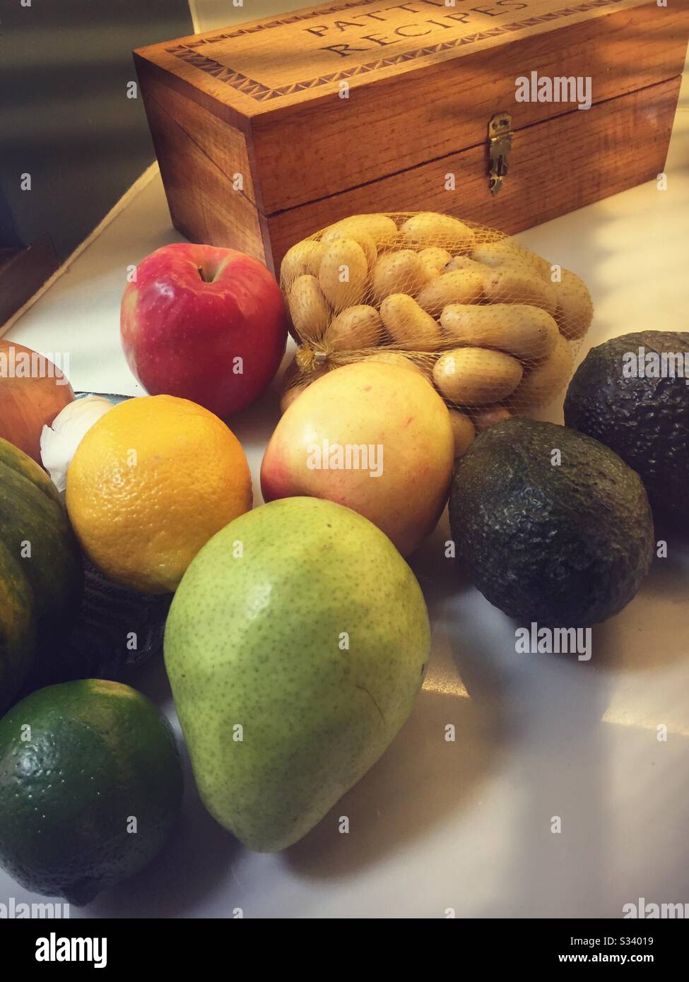 Stillleben von Obst und Gemüse und ein Rezeptkasten an einer Wohnküche, USA Stockfoto