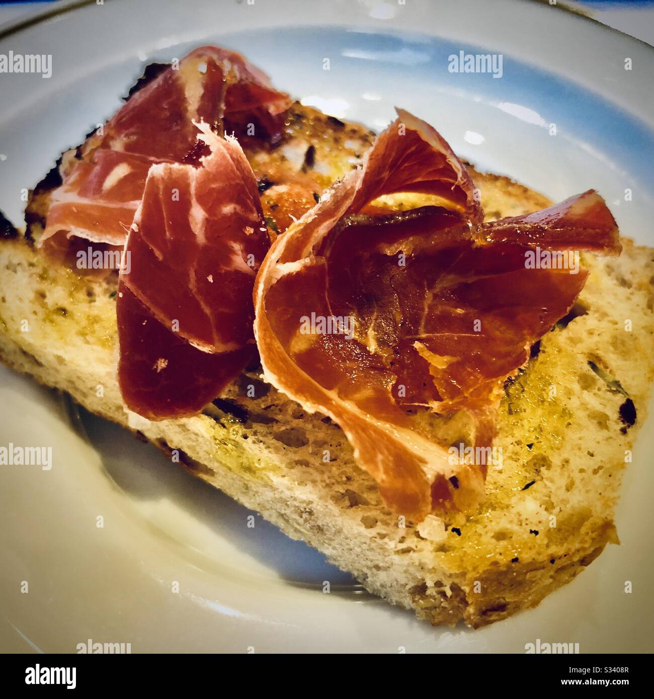 Iberico Schinken auf Toast mit Olivenöl und Tomaten, spanisches Tapa Close-Up Stockfoto