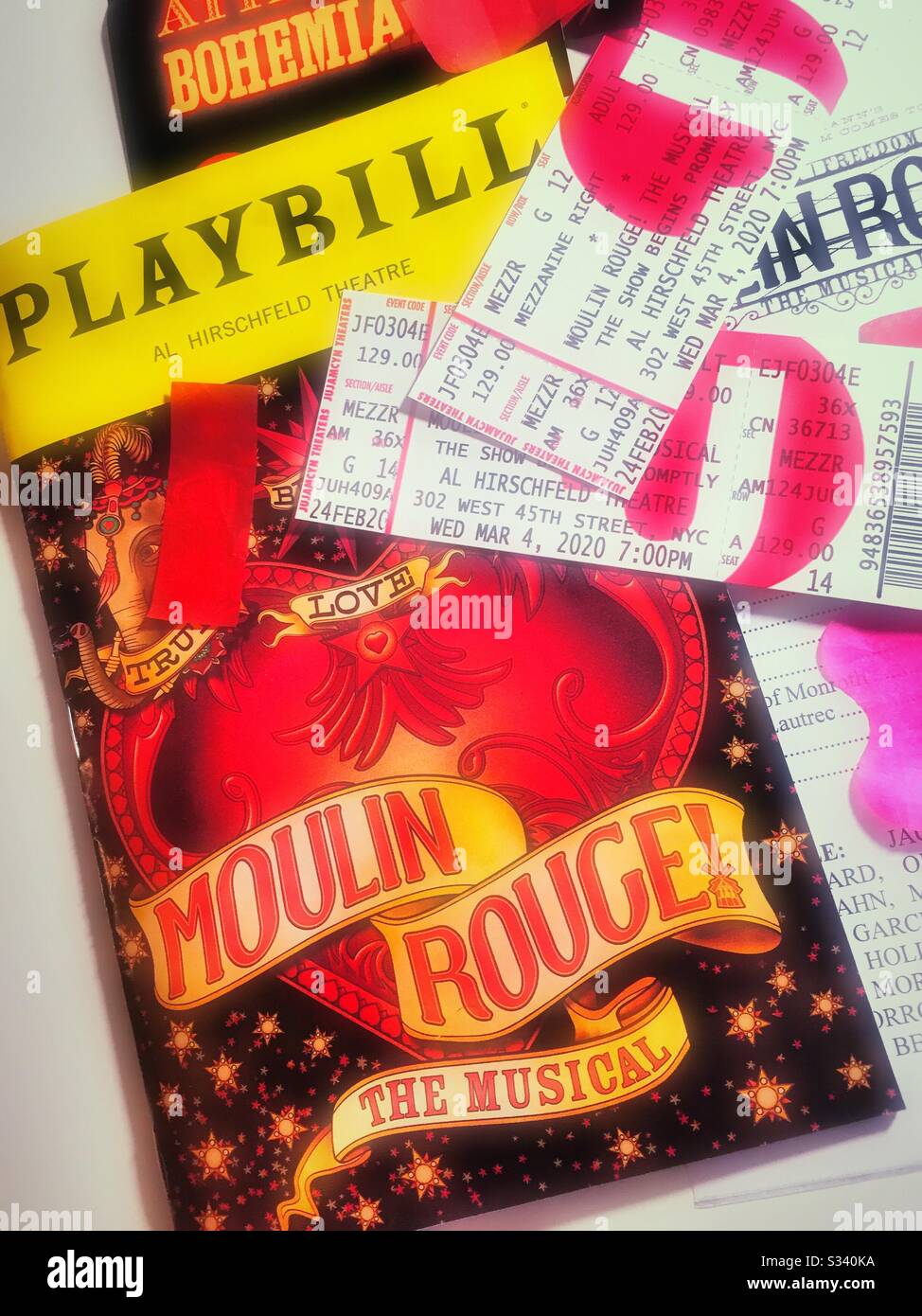 Stillleben von Spielscheinen und Tickets für das Broadway-Musical Moulin rouge, New York City, USA - Smartphone-aufgenommenes Stockfoto