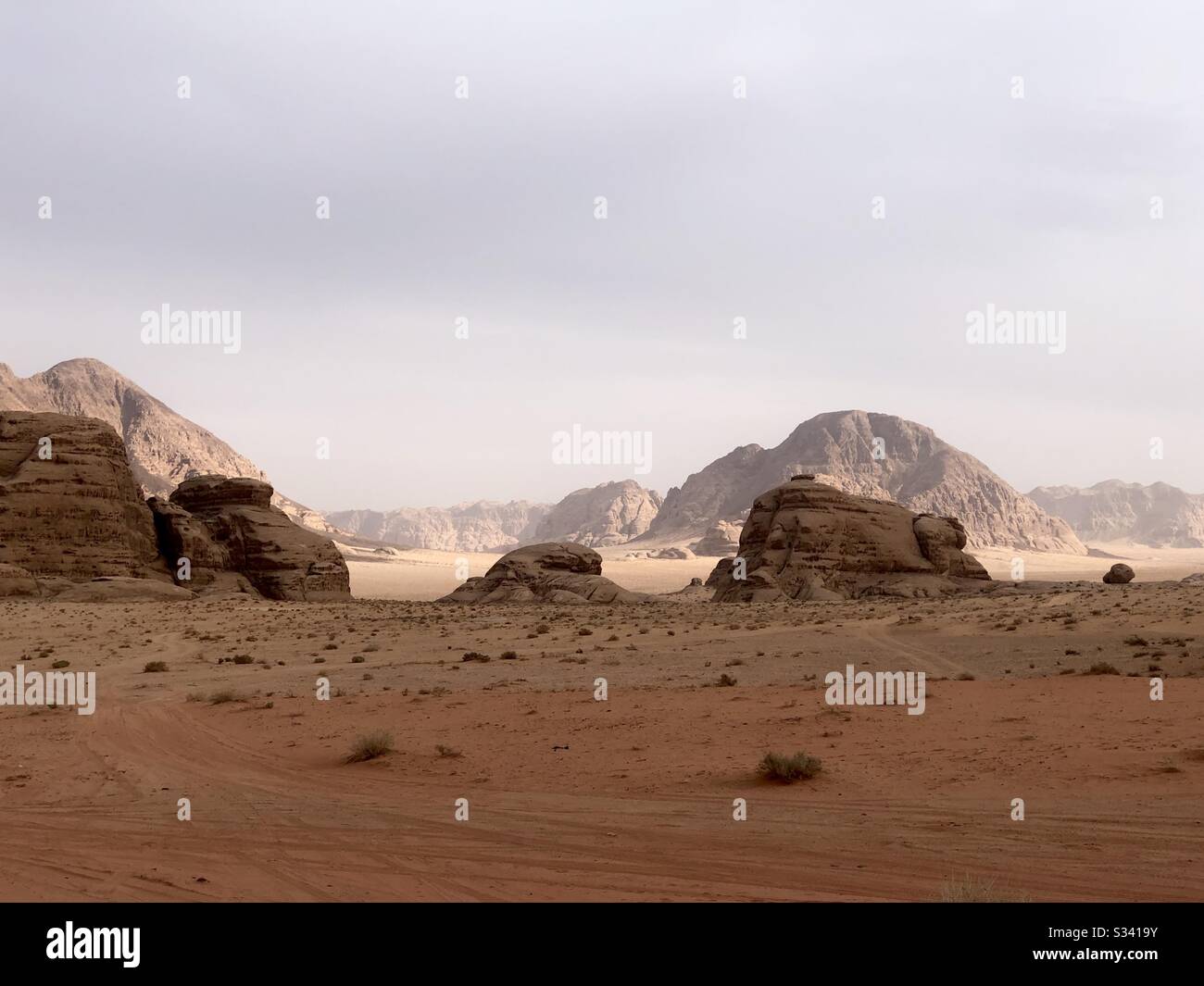 Panoramablick auf die Wüstenebenen von Wadi Rum in Jordanien am Mittag. Stockfoto