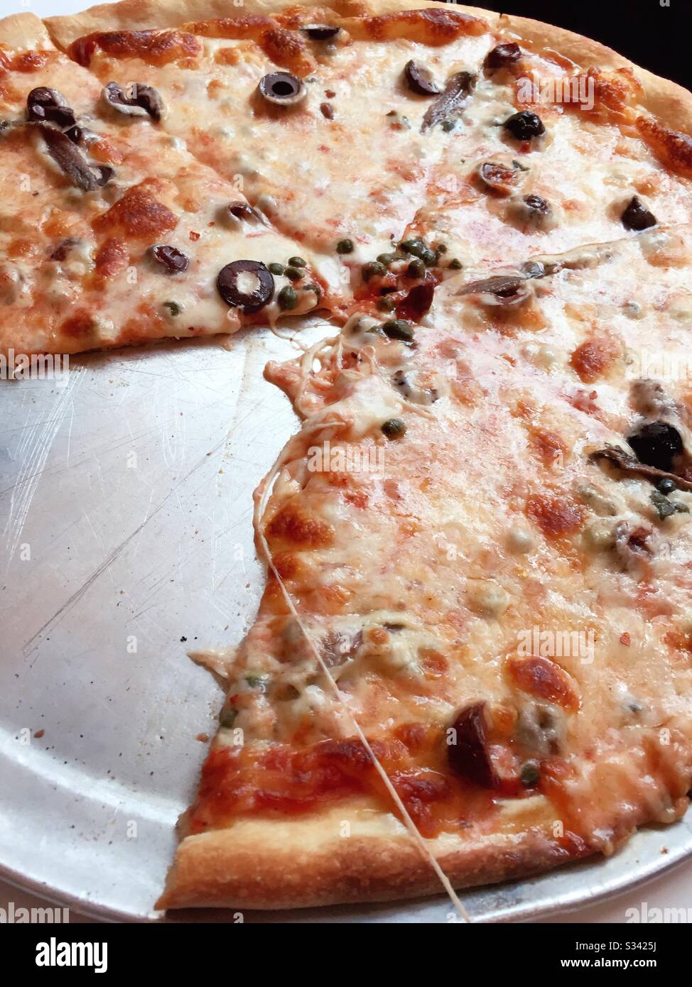 Eine frisch gebackene Pizza wird in einem italienischen Restaurant serviert Stockfoto