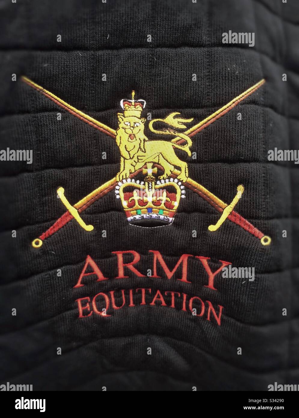Armee-Equitation-Abzeichen auf einer Armeepferddecke, HM-Truppen. GROSSBRITANNIEN - Smartphone-aufgenommenes Stockfoto