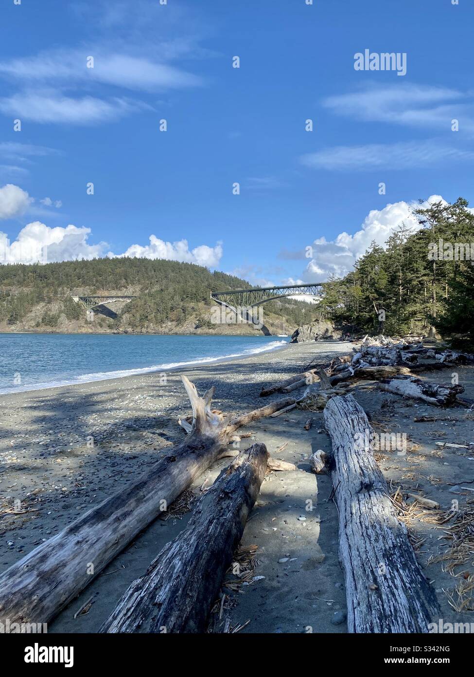 Blick auf Deception Pass Bridge von Macs Cove, Whidbey Island, Washington State, USA Stockfoto