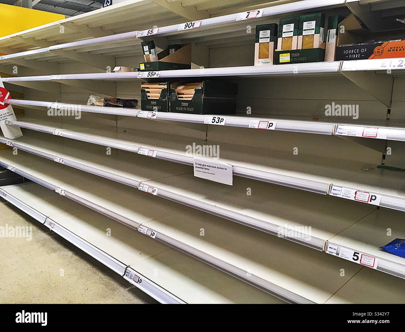 Britischer Supermarkt, Liverpool, Nudelregale leer wegen Lagerhaltung. Coronavirus. Neuigkeiten Stockfoto