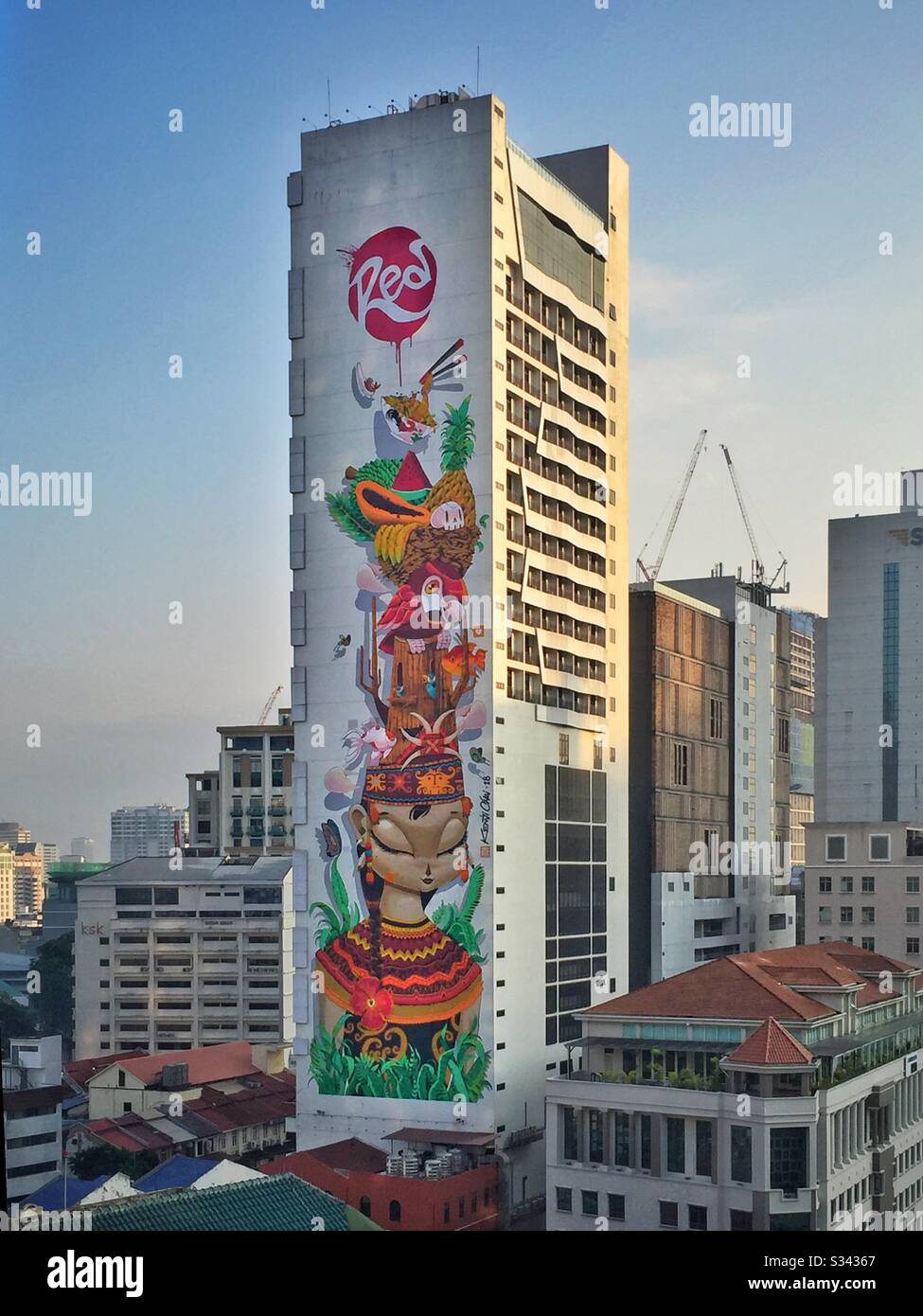 Ein 25-stöckiges Hochgemälde mit dem Titel "Mut Zum Traum" des Sabah-Graffitikünstlers Kenji Chai im Außenbereich von SIROCCO, einem Hotel in Dang Wangi, Kuala Lumpur, Malaysia Stockfoto