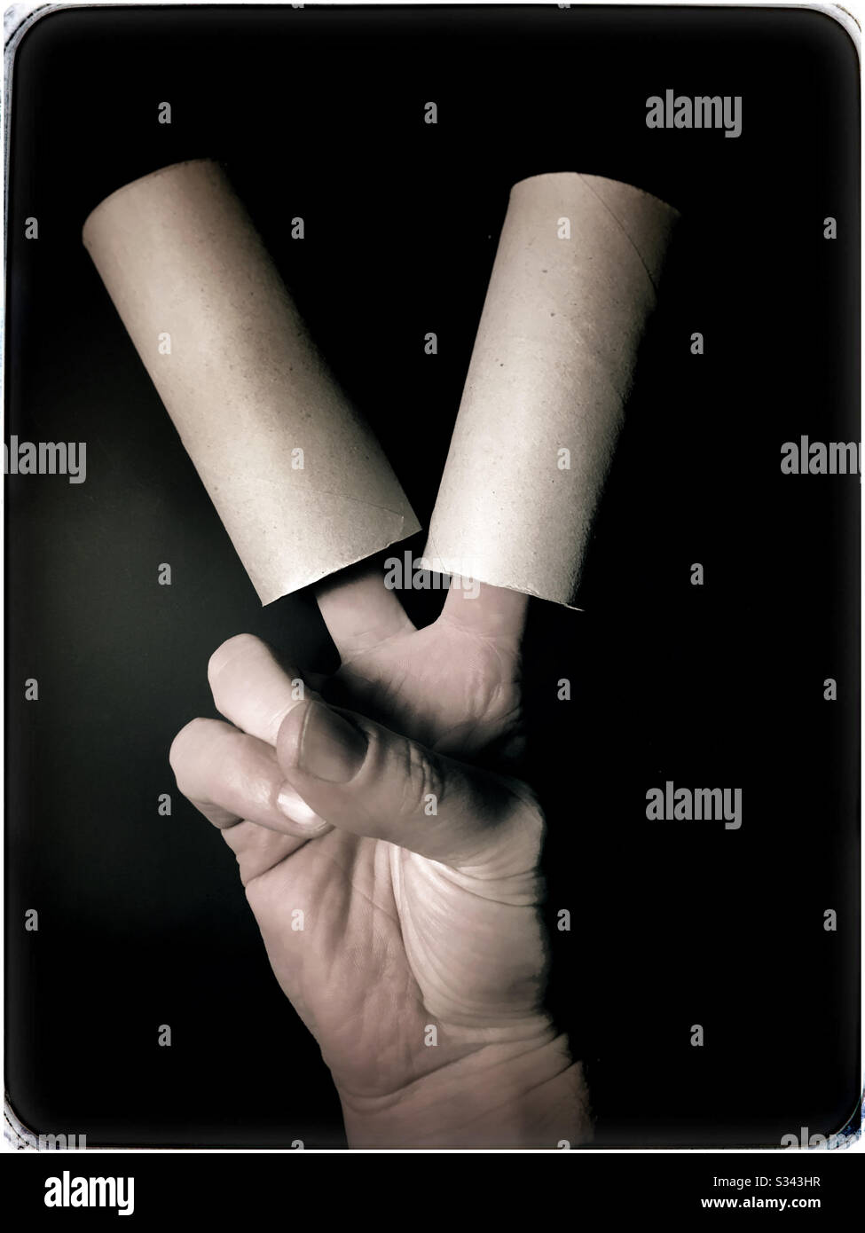 V für Sieges-Klo-Rollen - Smartphone-aufgenommenes Stockfoto