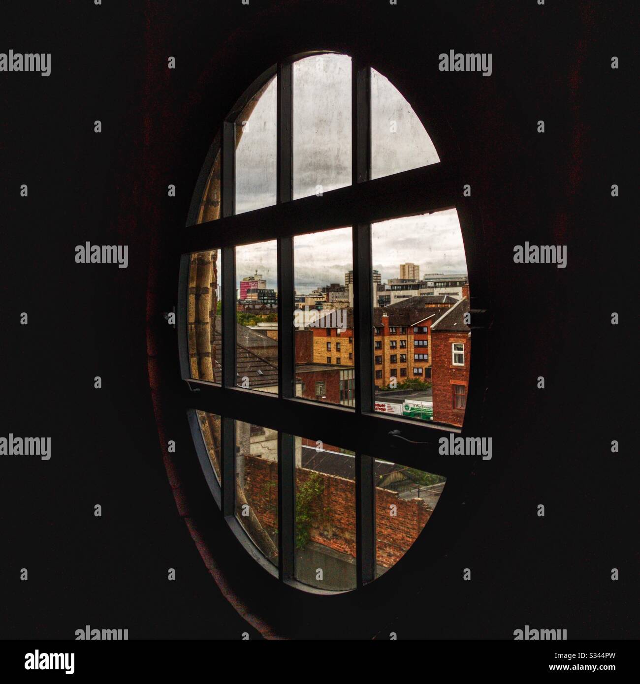 Blick auf Glasgow über ein rundes Fenster. Stockfoto