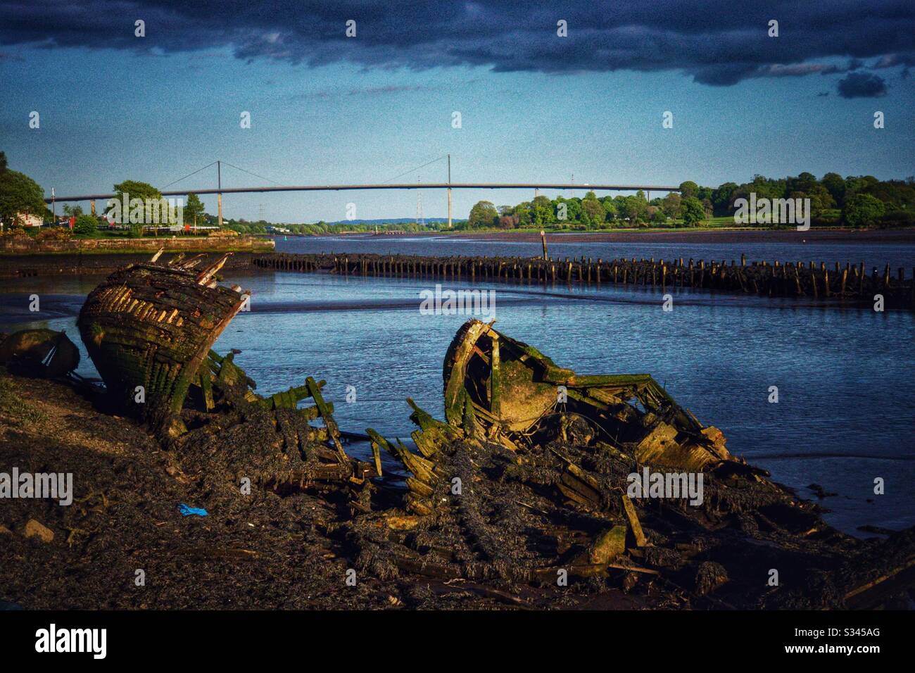 Bowlinghafen mit Blick auf die Erskine Bridge. Stockfoto