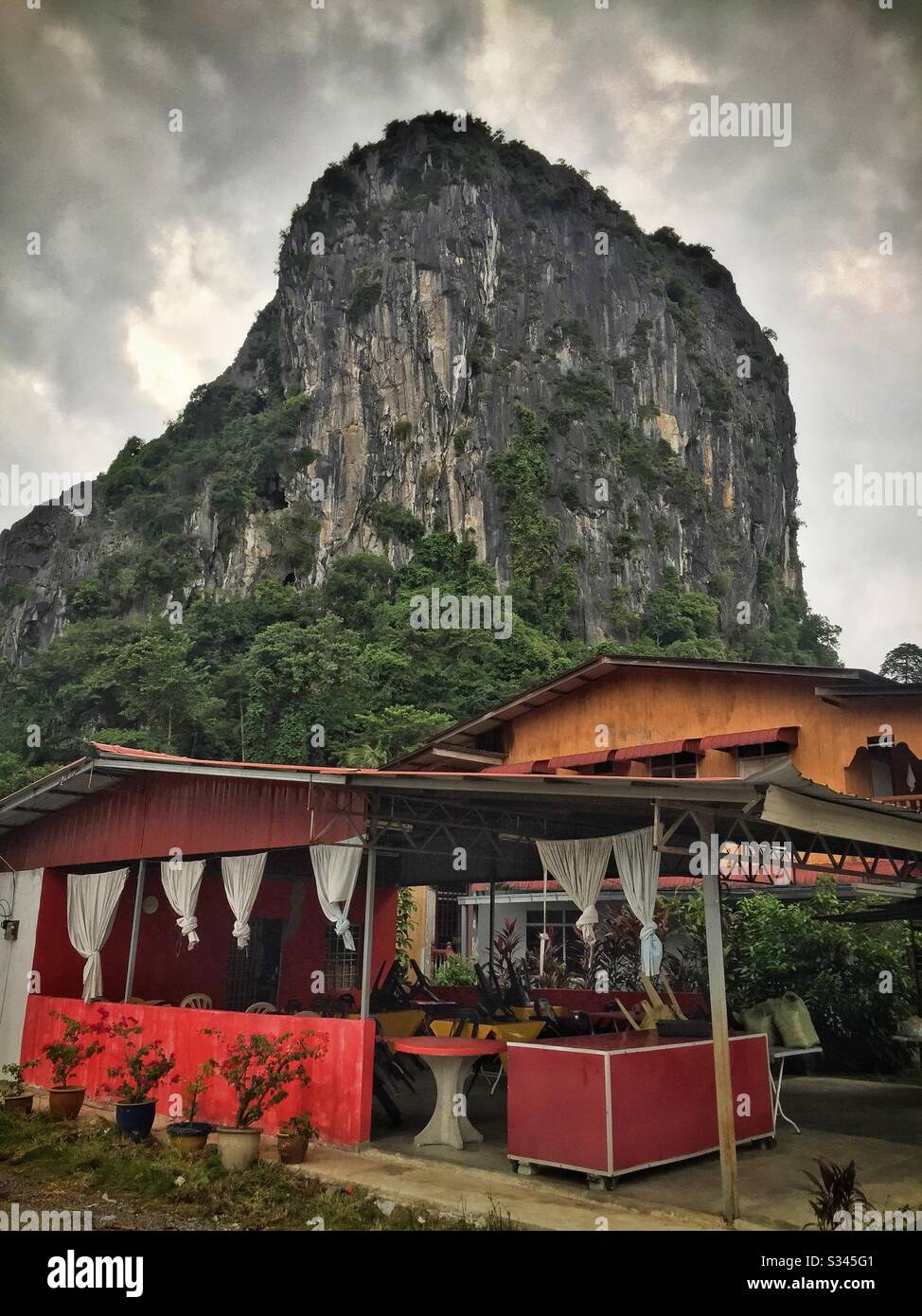 Ein Straßencafé in Kampung Gunong, unterhalb von Gunung Reng, einem Kalksteinausschnitt in der Nähe von Jeli, Kelantan, Malaysia Stockfoto